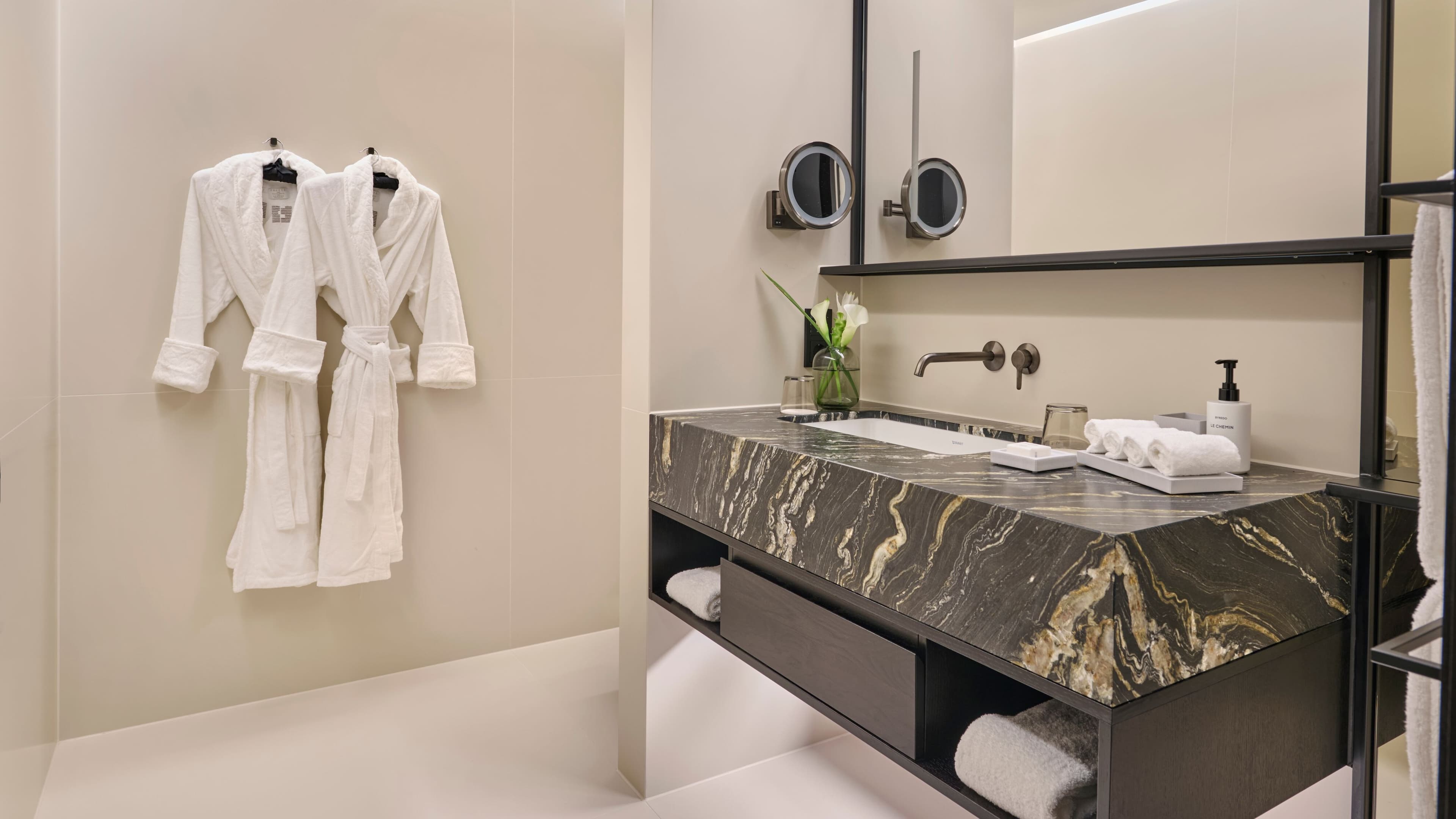 Deluxe Room - Image 4