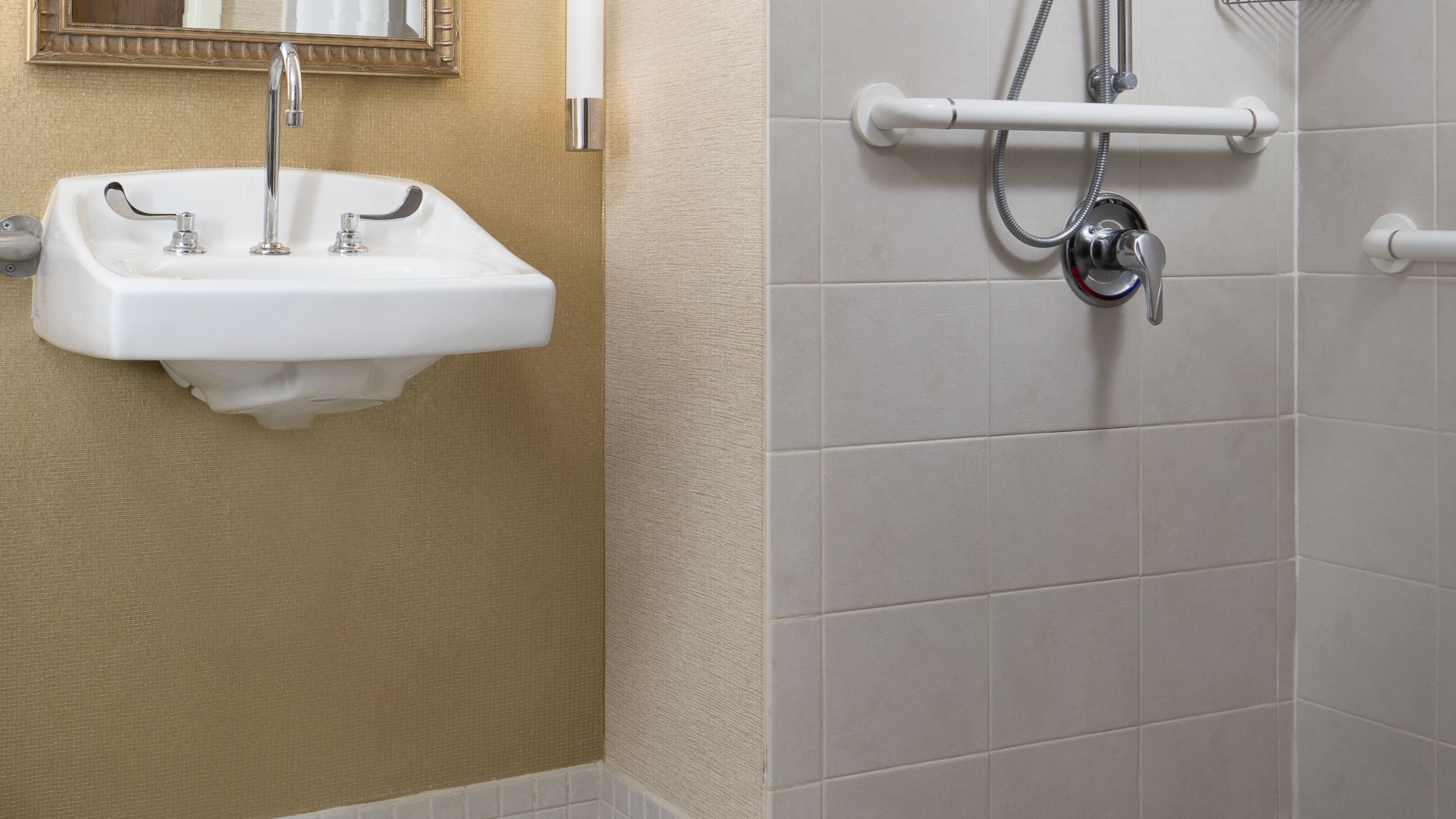 Guest Room 2 Doubles - Image 4