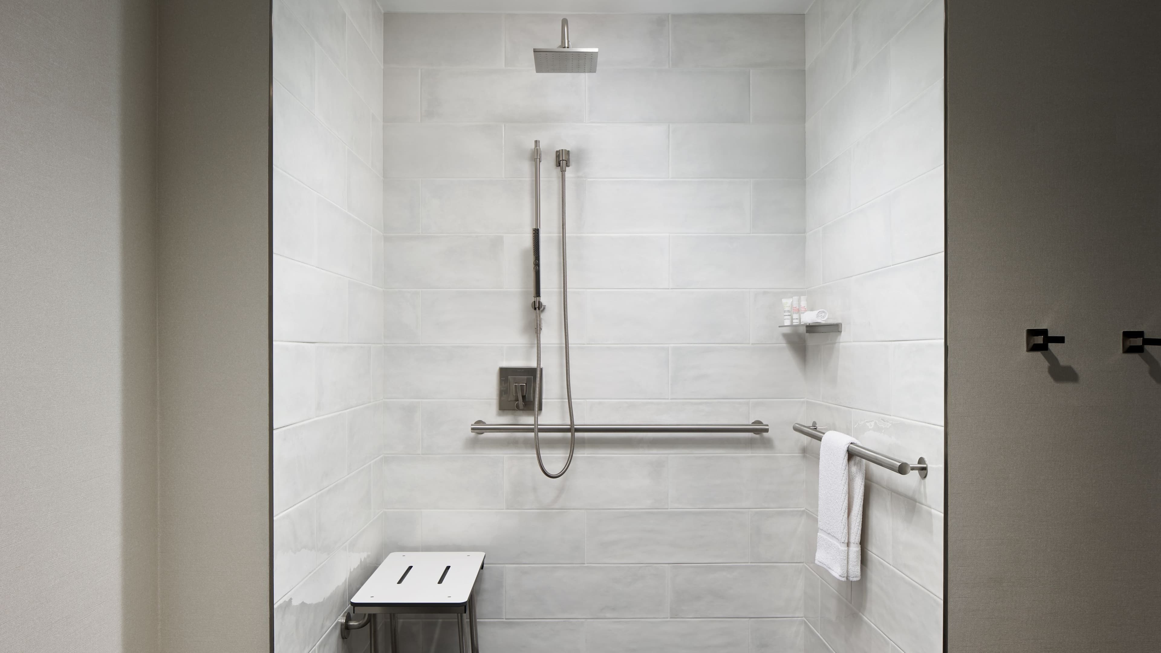 Deluxe Guest room - Image 5