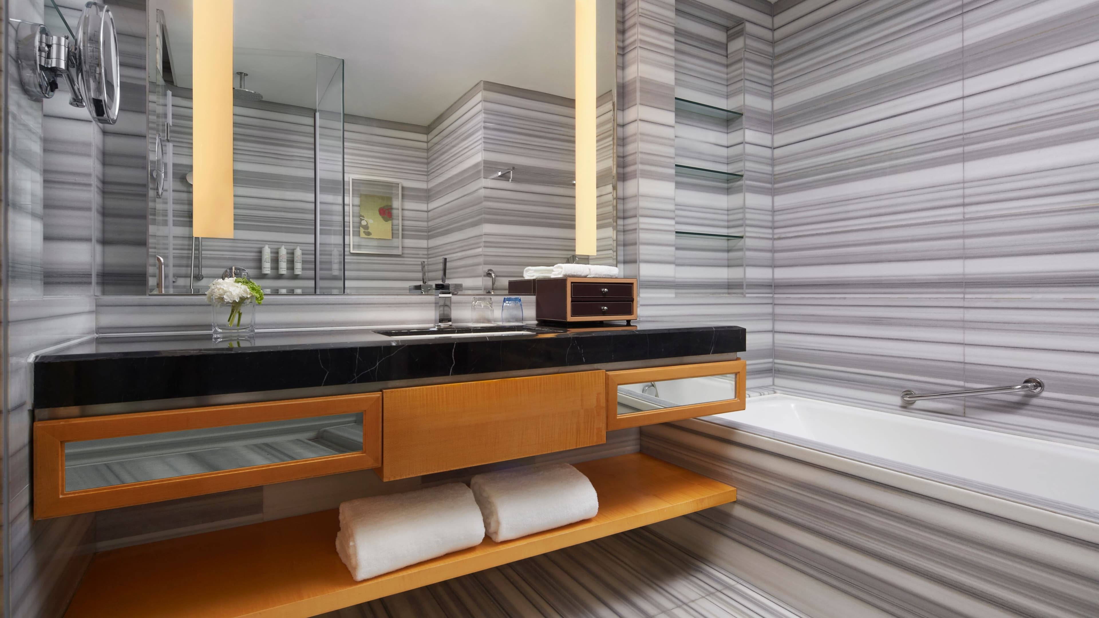 Deluxe Twin Room - Image 5