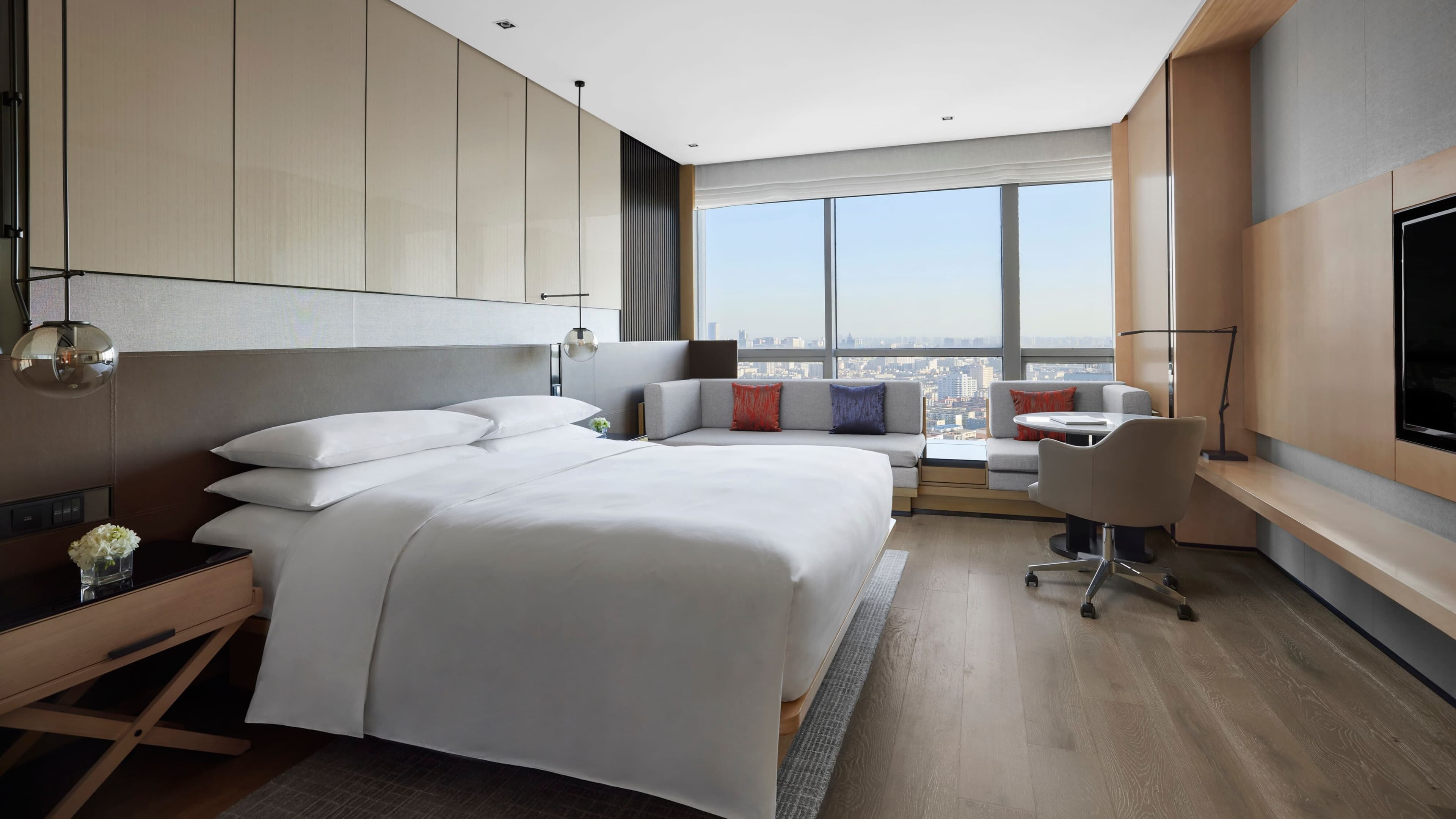 Deluxe King Room - Image 2