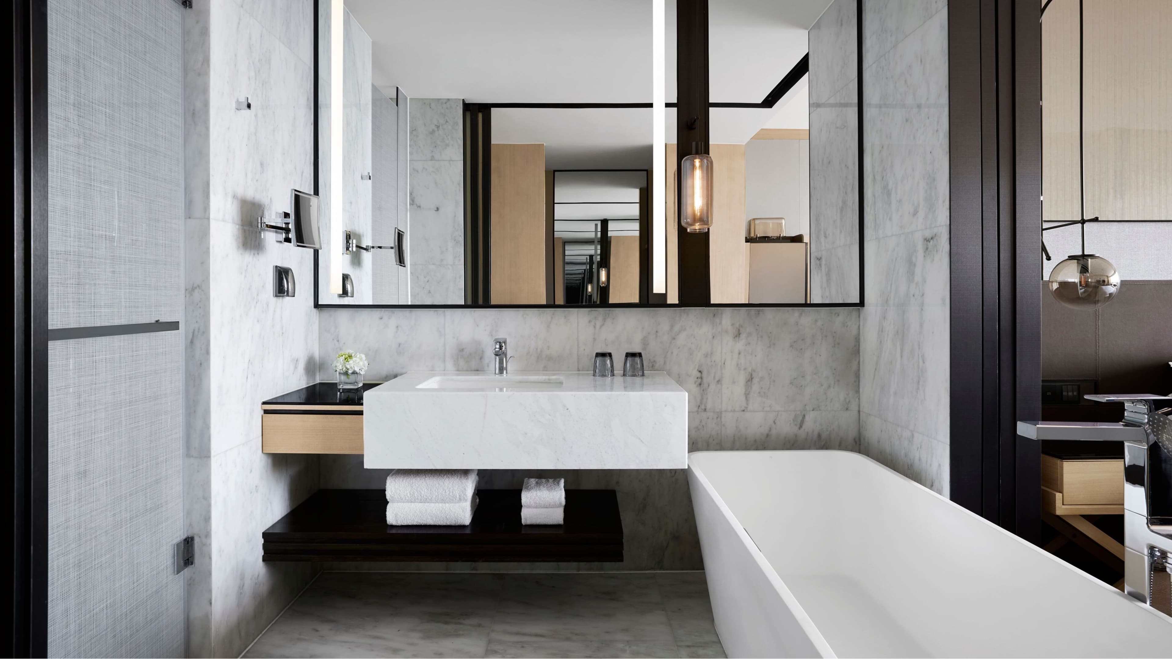 Deluxe King Room - Image 3