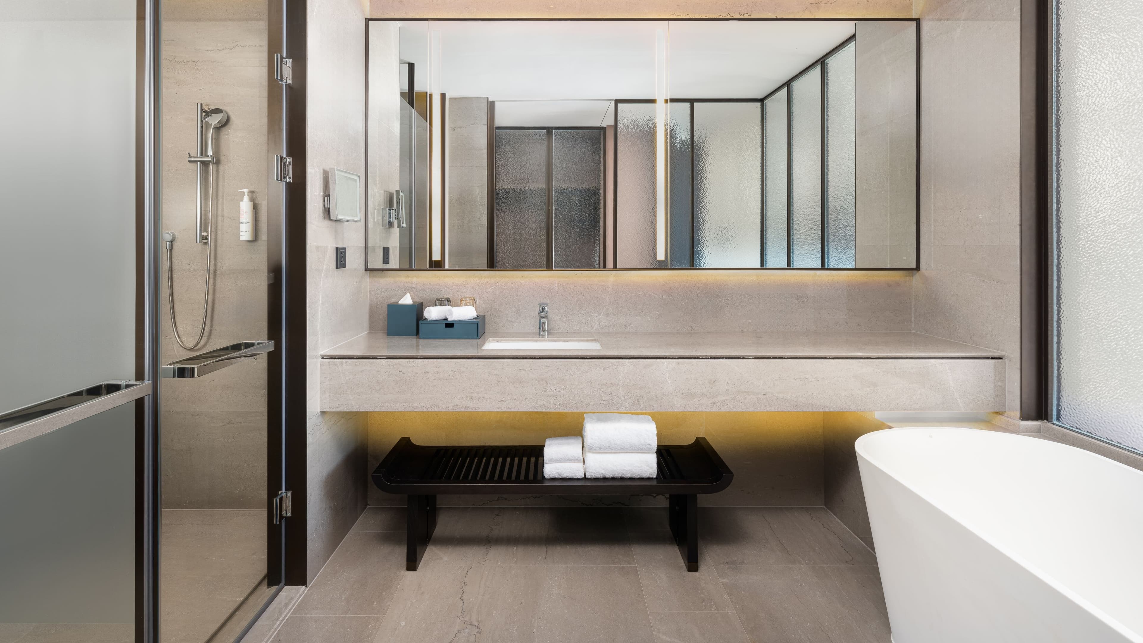 Deluxe City View Room - Image 5