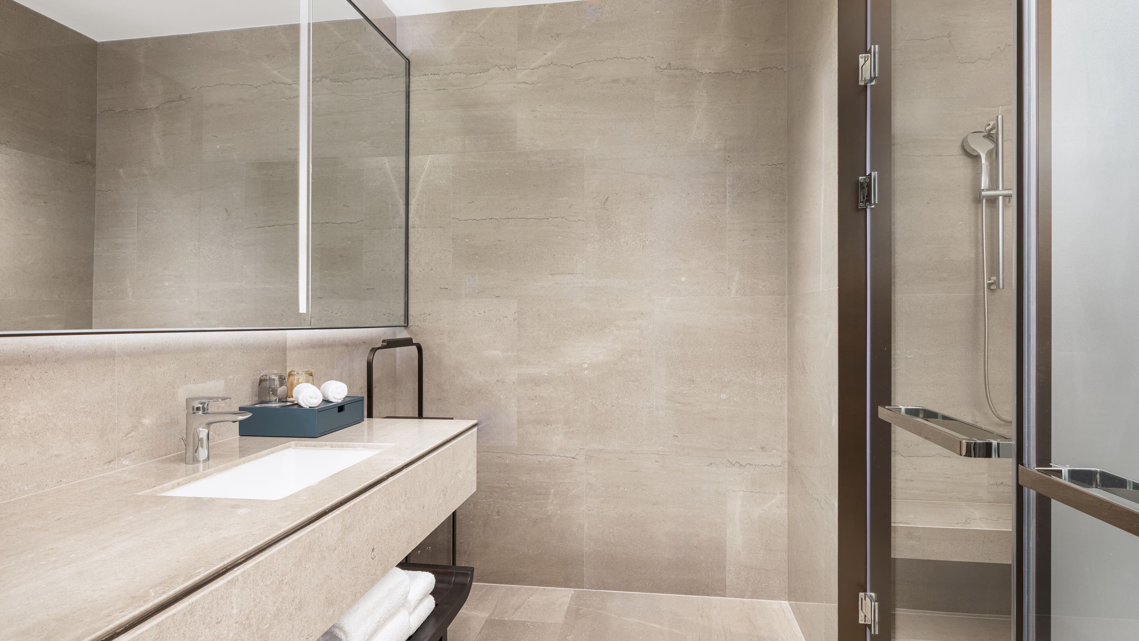 Deluxe City View Room - Image 4