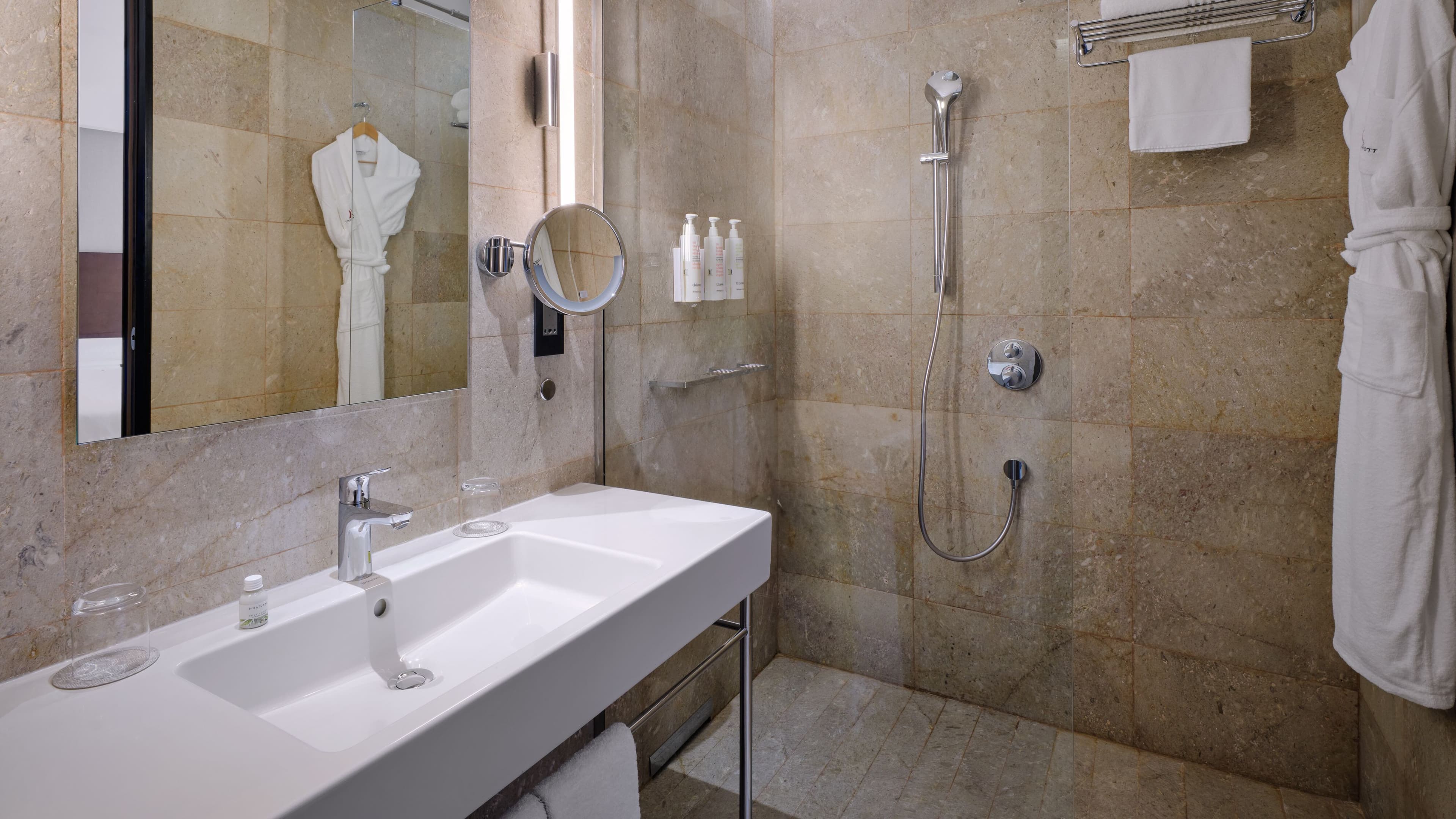 Deluxe Guest room - Image 4