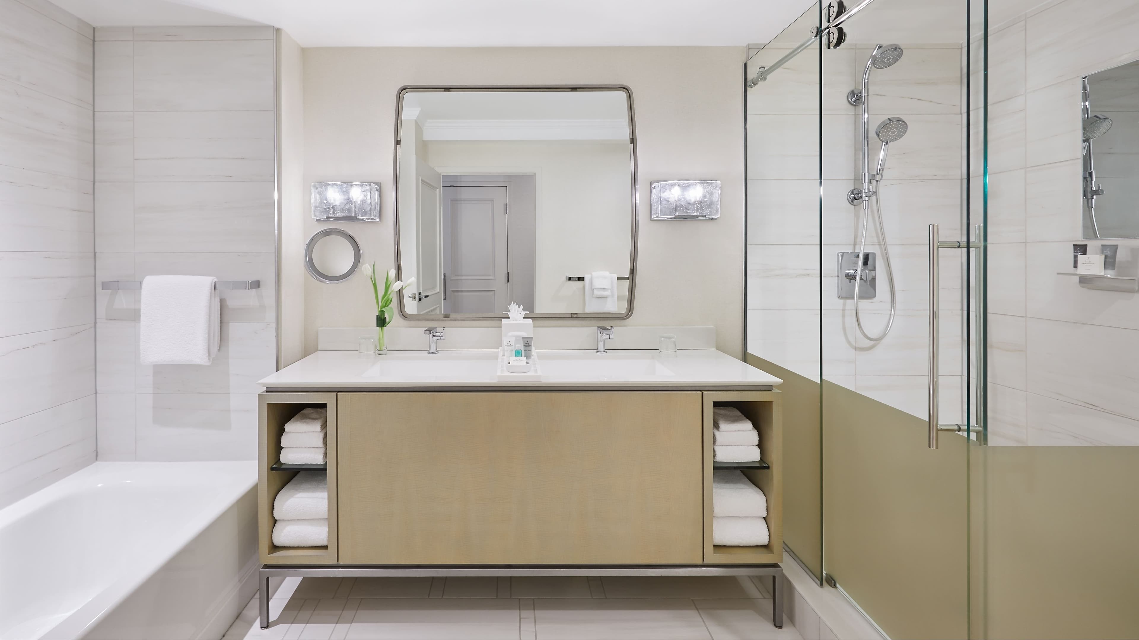 Deluxe Two Queen - Image 2