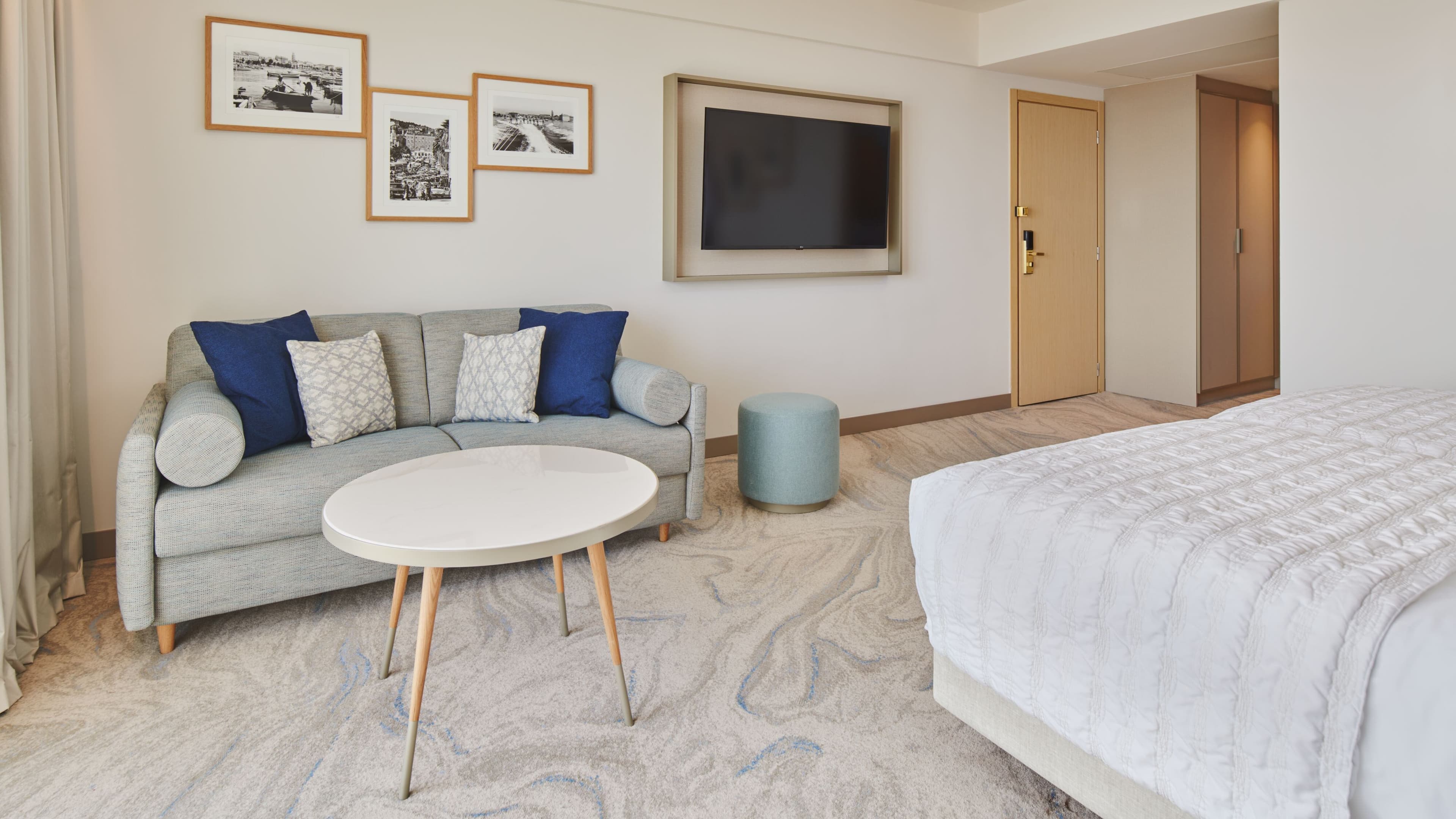 Elegant Park View Room - Image 2