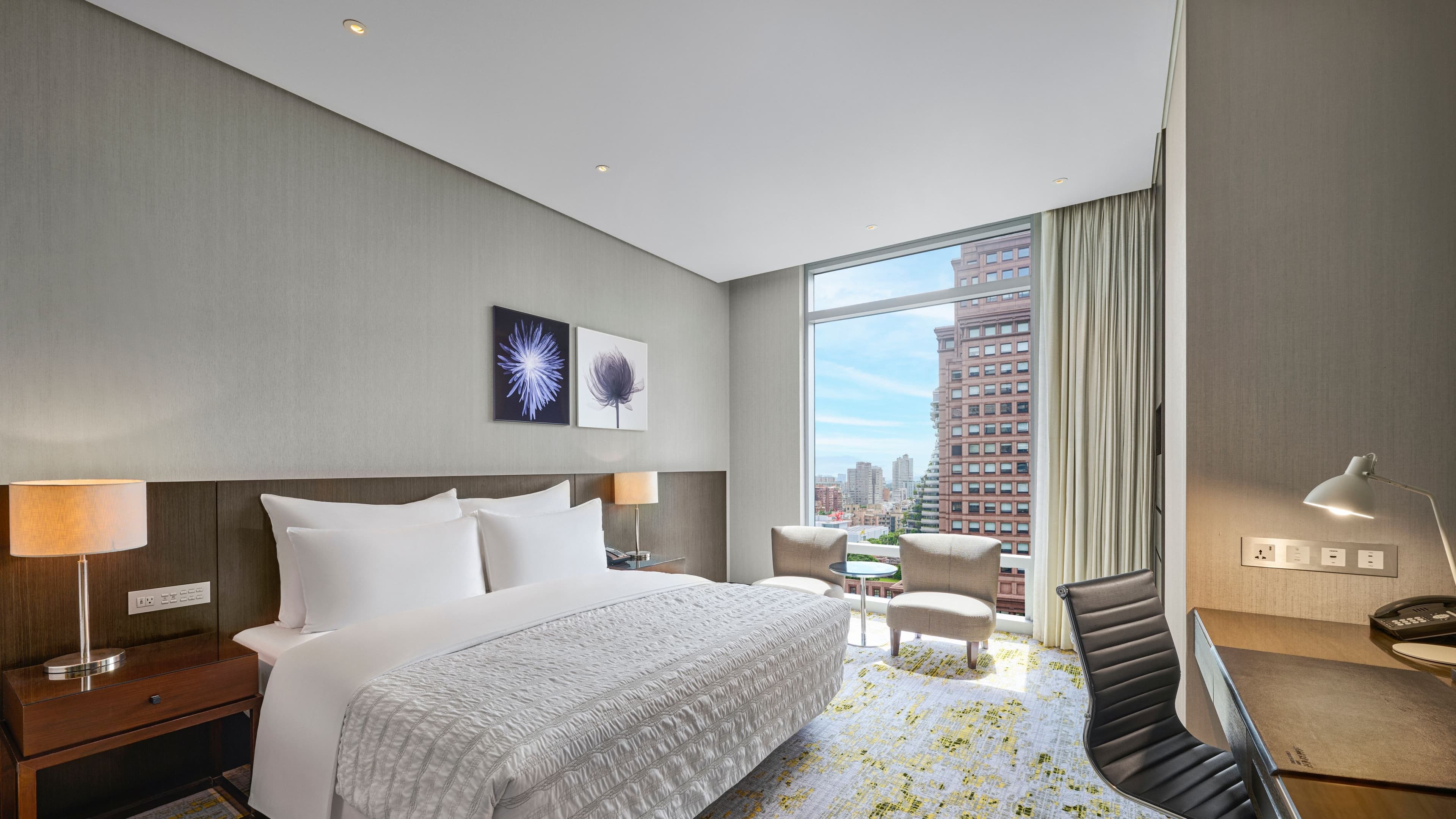 Deluxe King Room - Image 2