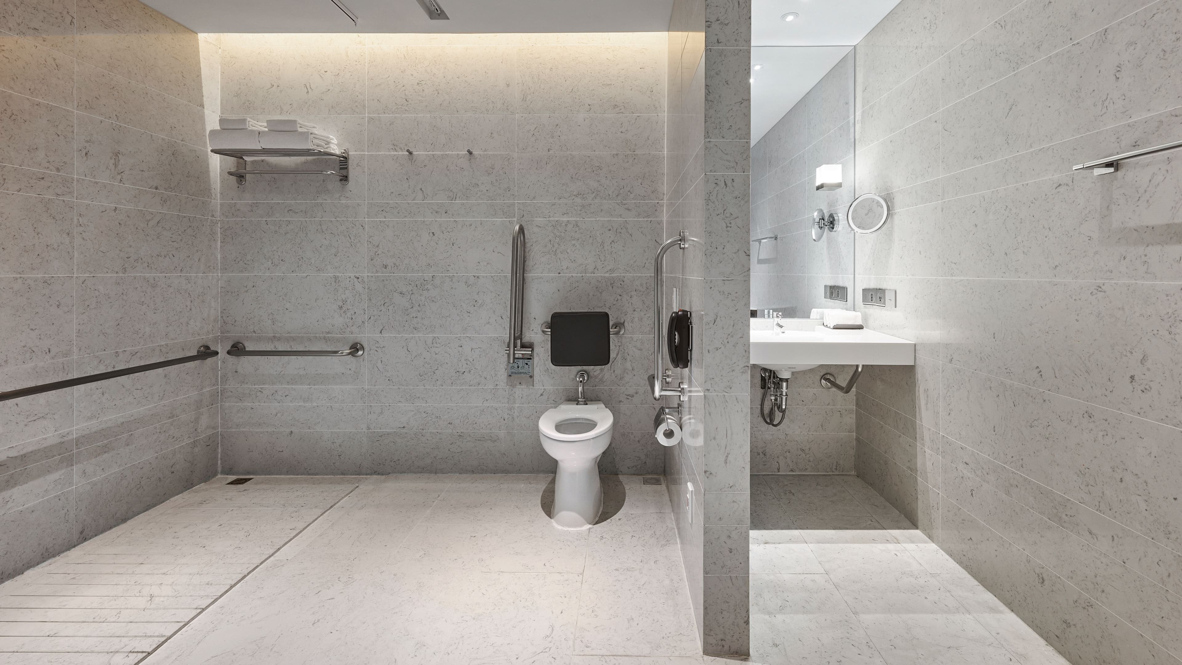 Deluxe King Room - Image 7