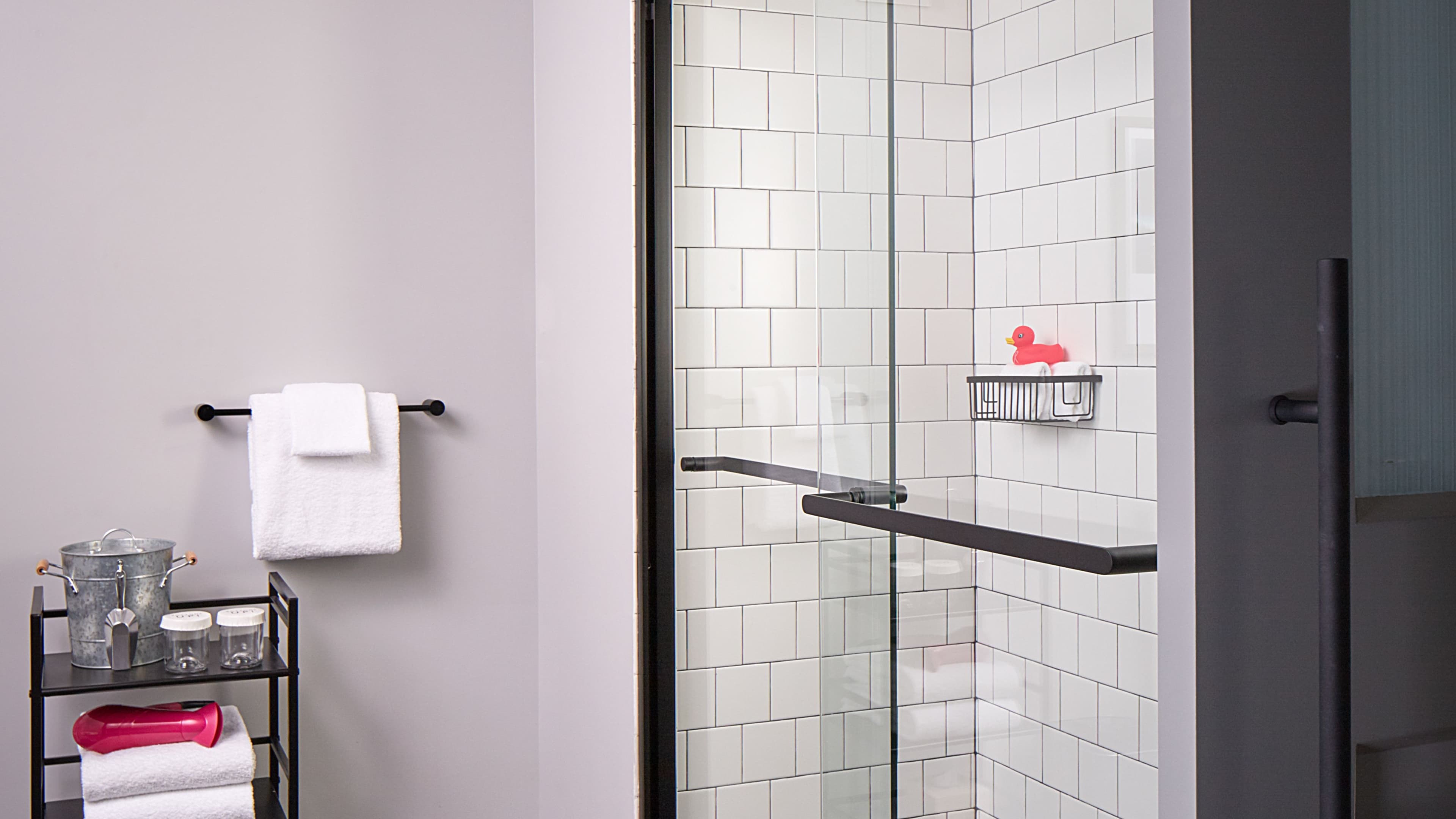 Guest Room - Image 10