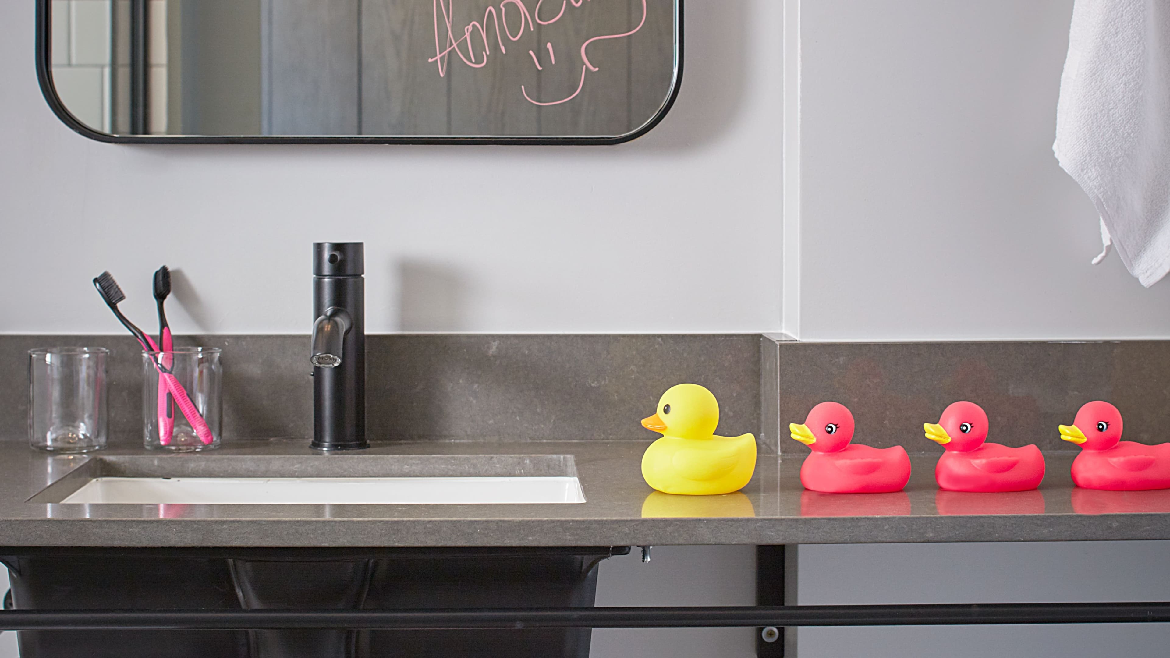 Guest Room - Image 9