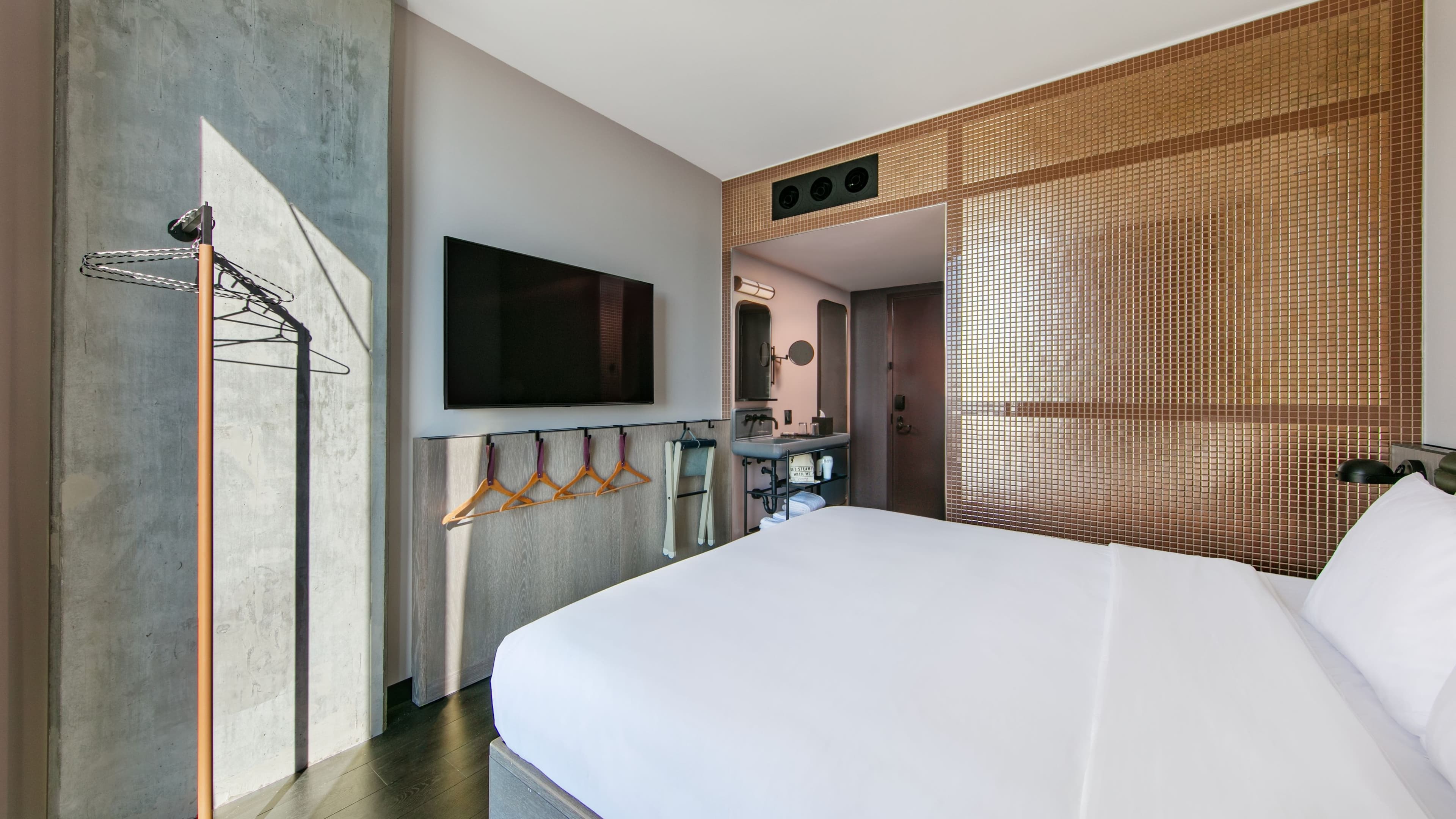 Standard King Room - Image 2