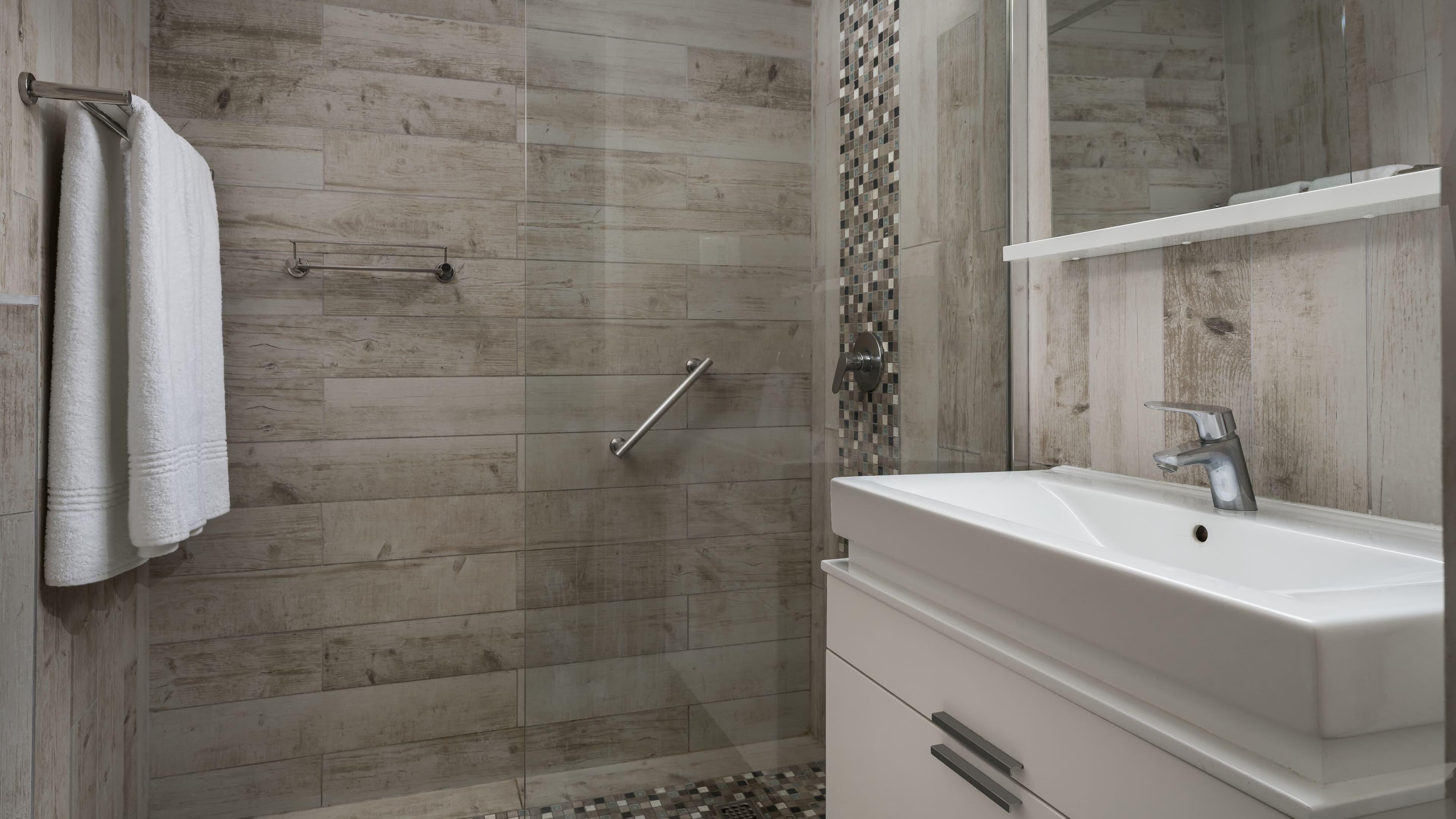 Deluxe Guest room - Image 5