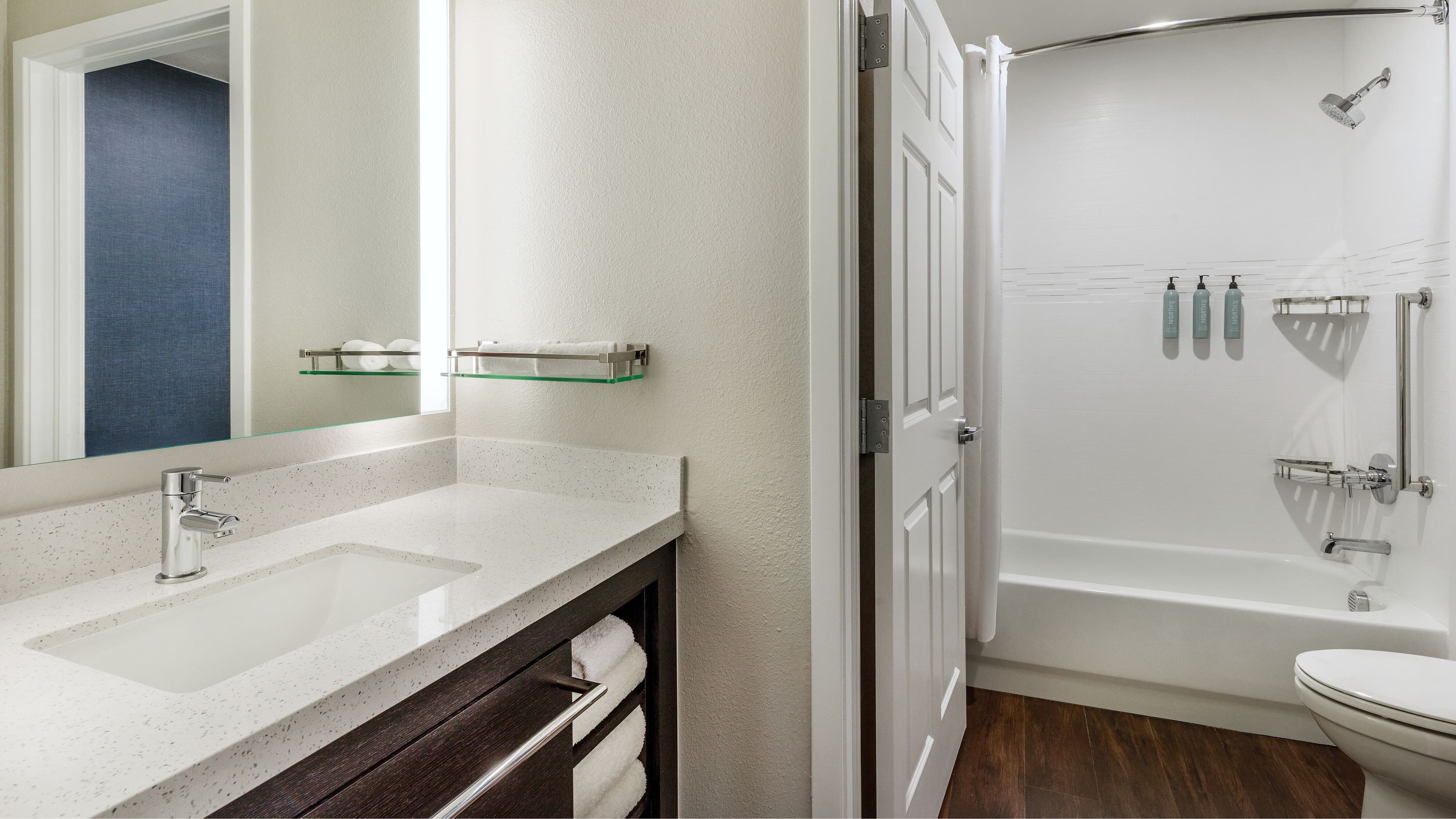 1 Bedroom Queen Suite - Image 3