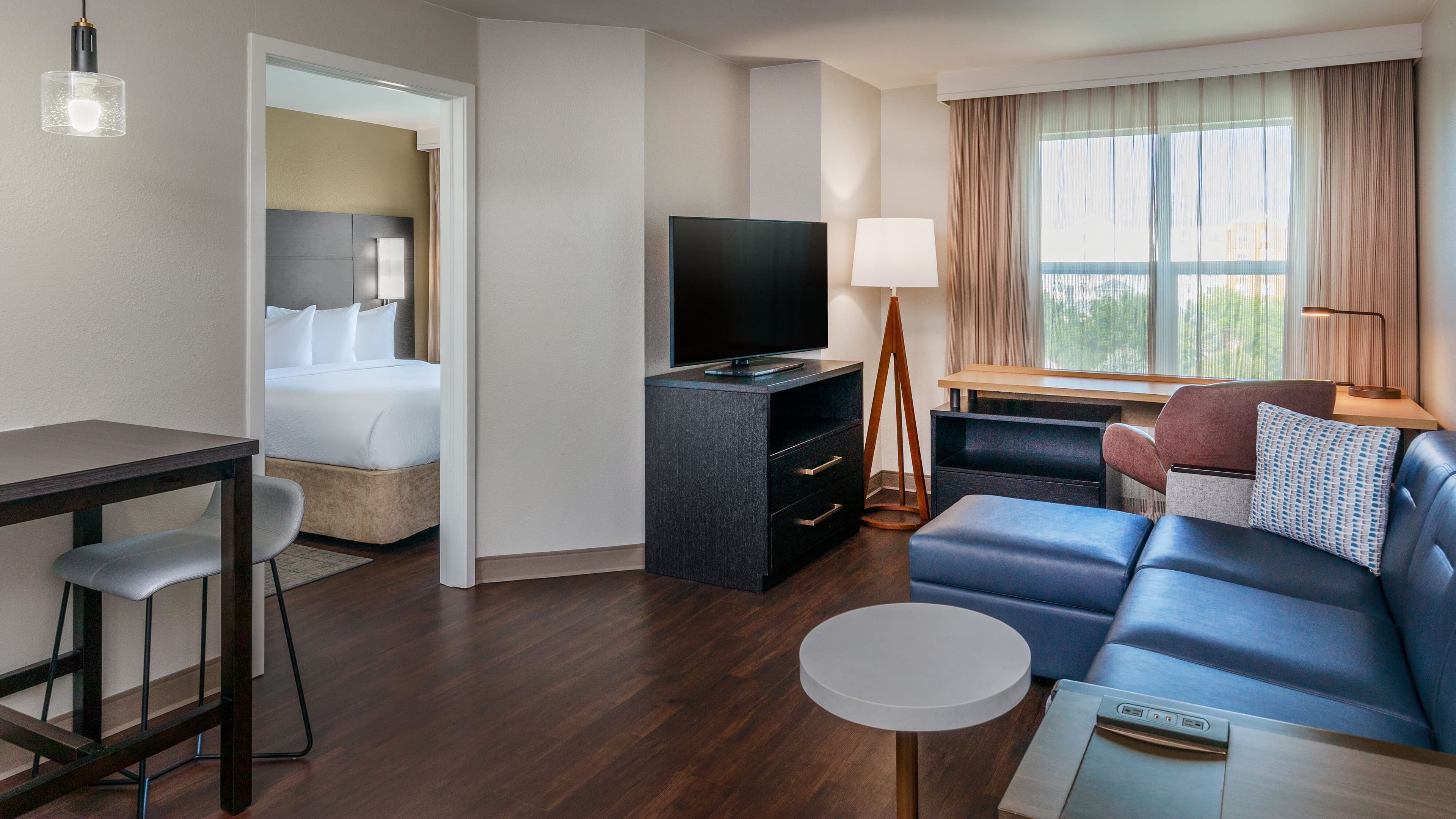 1 Bedroom Queen Suite - Image 1