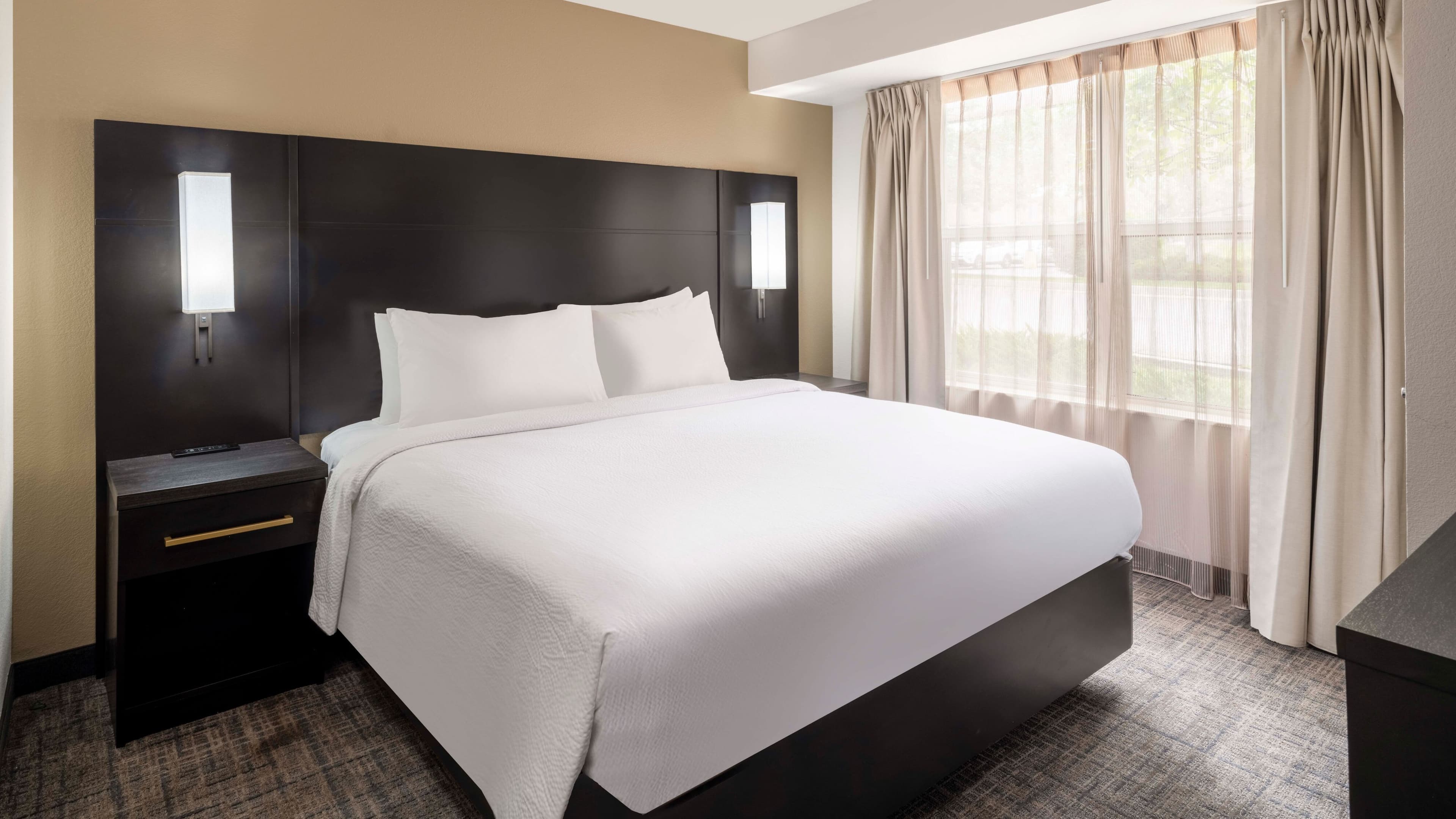 1 Bedroom 2 room Suite - Image 4