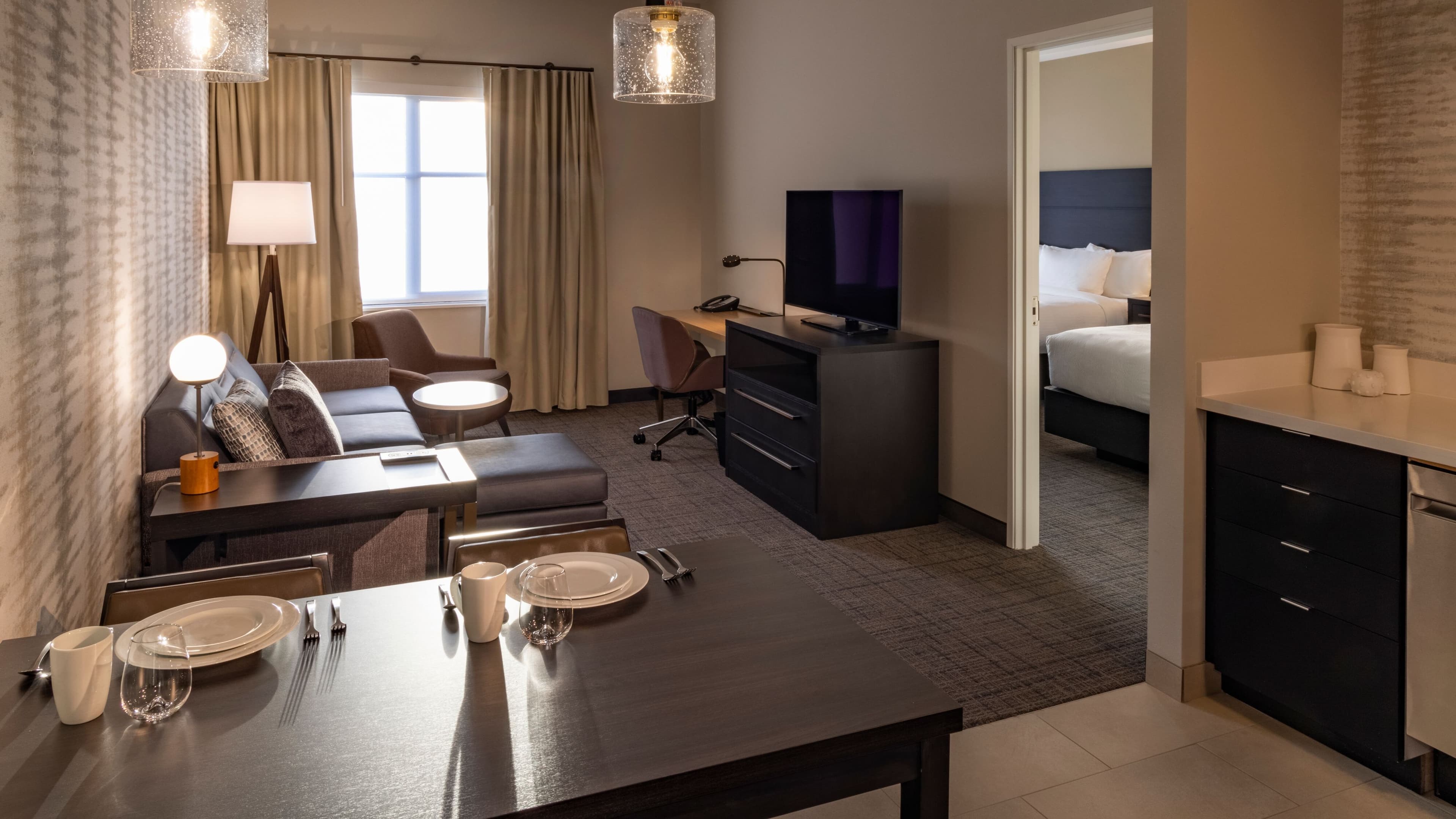 1 Bedroom 2 room Suite - Image 1