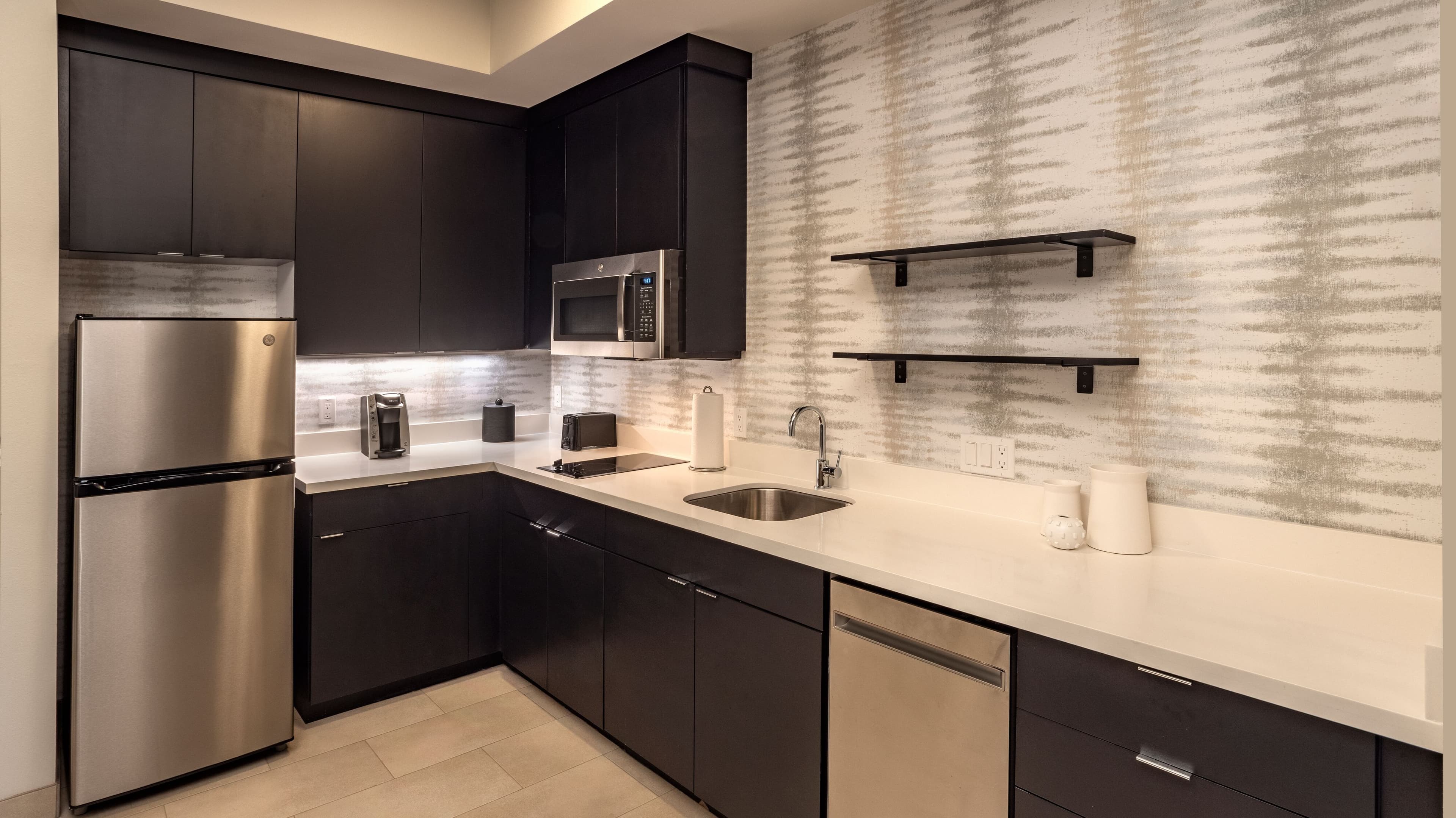 1 Bedroom 2 room Suite - Image 2