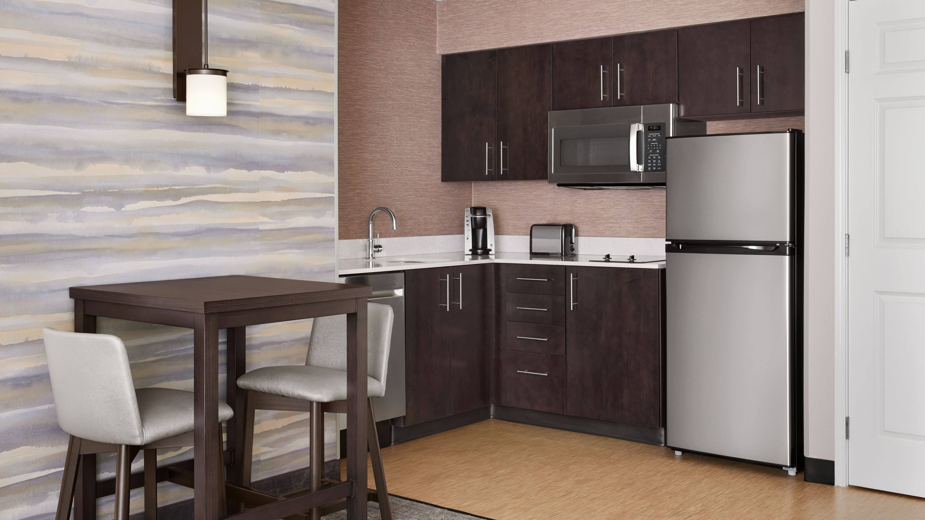 1 Bedroom Queen Suite - Image 3