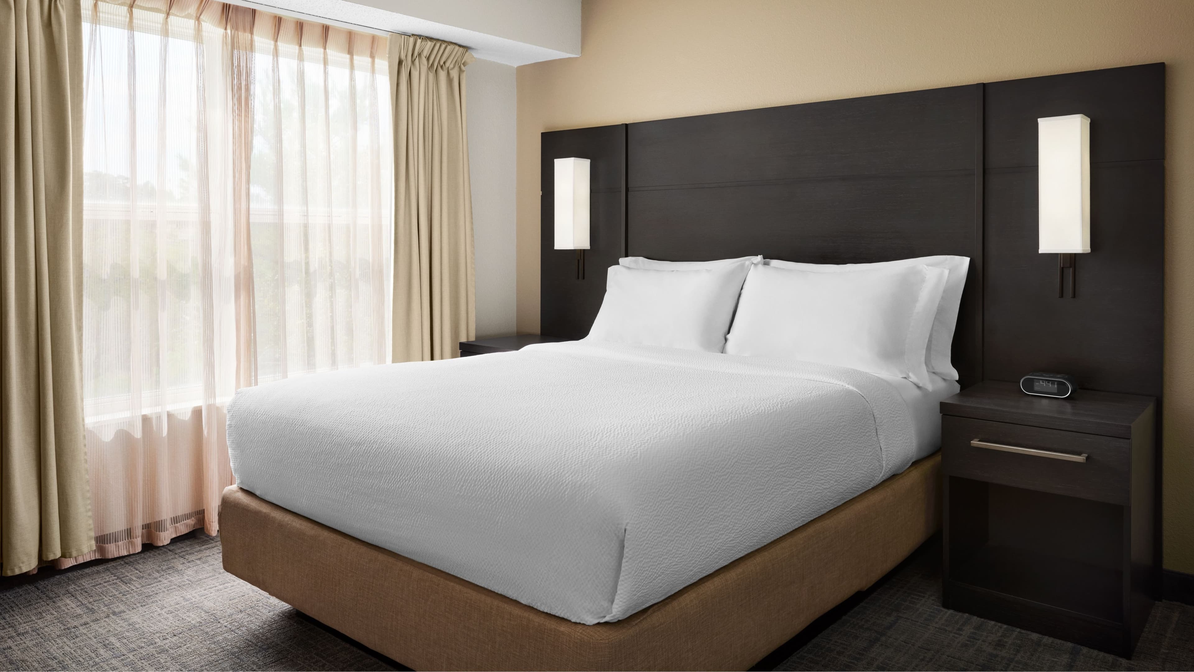 1 Bedroom Queen Suite - Image 1