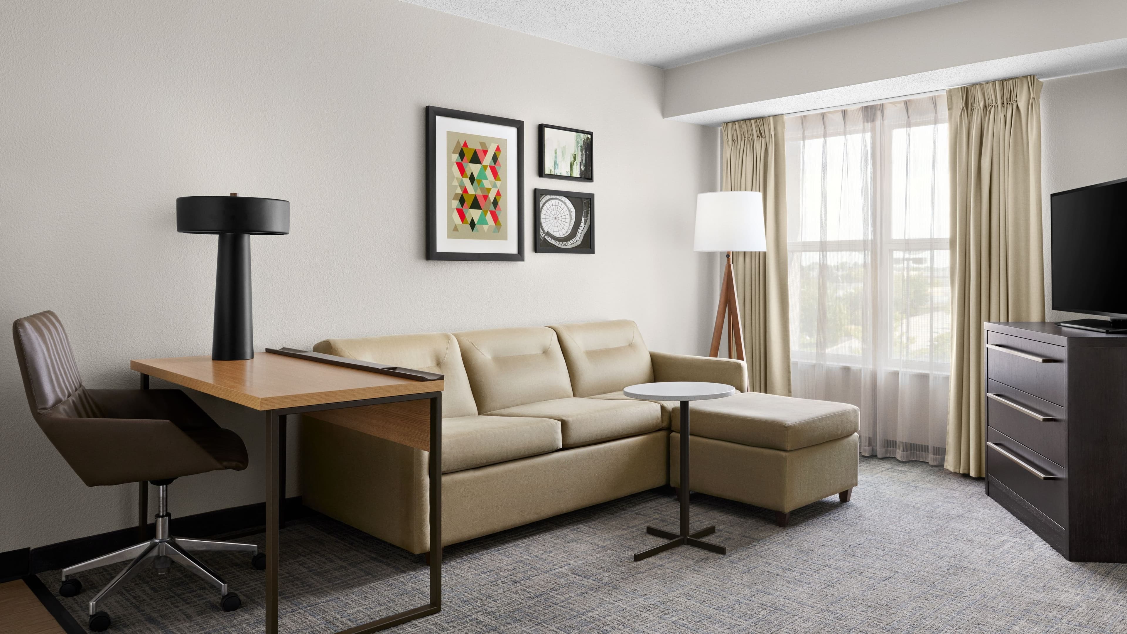 1 Bedroom Queen Suite - Image 2