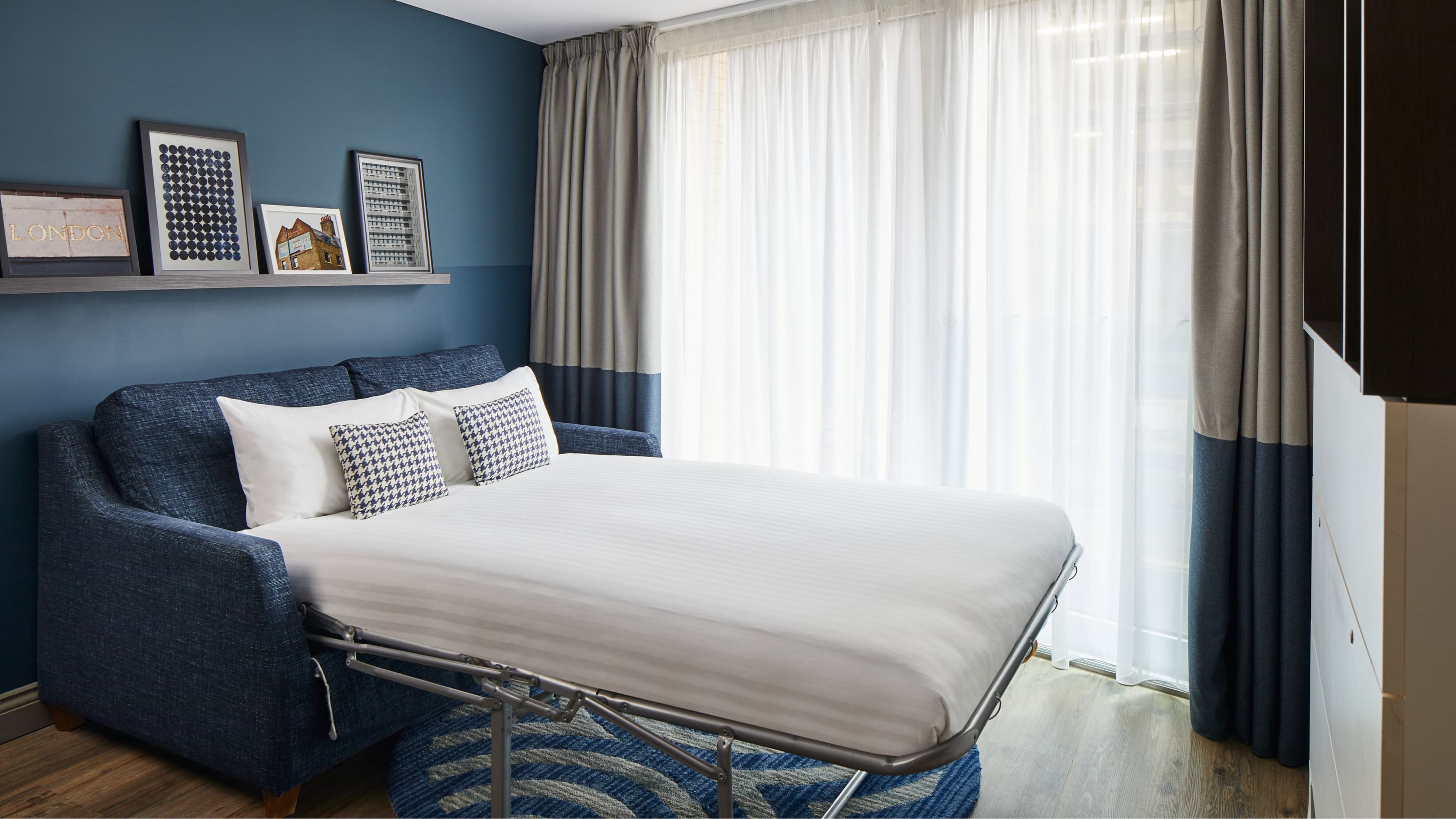 One Bedroom Open Plan - Image 3