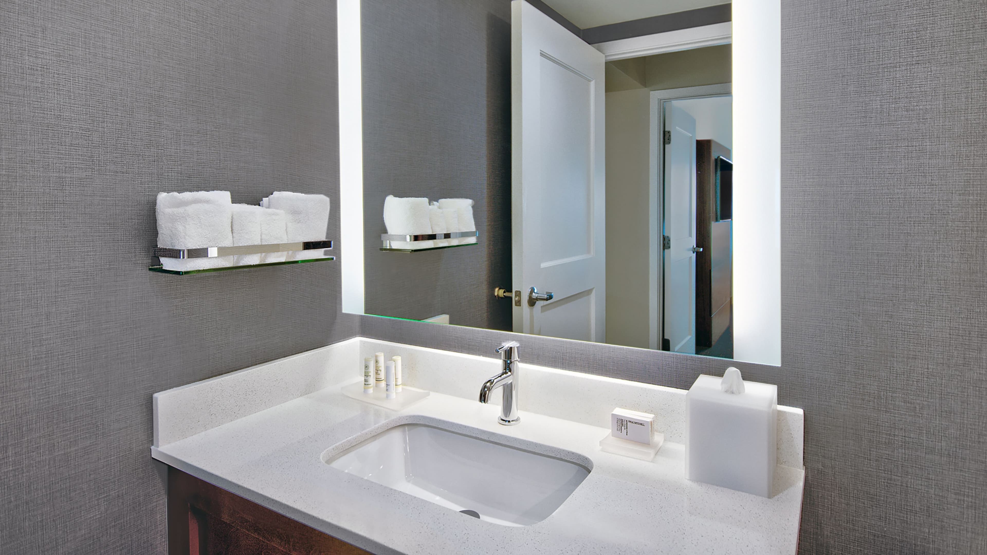 Studio King Suite - Image 4