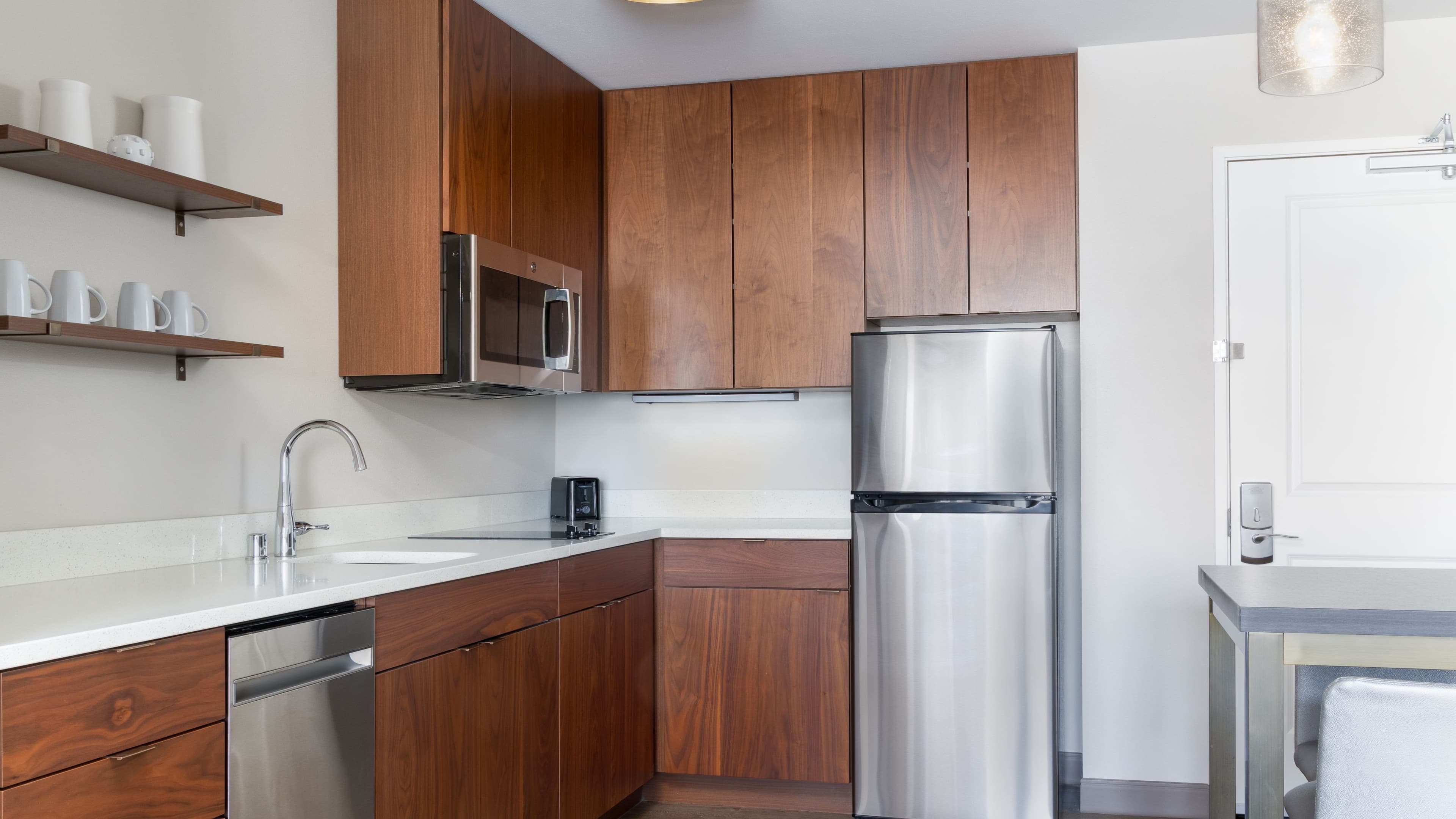 One Bedroom with Bathtub - Image 3