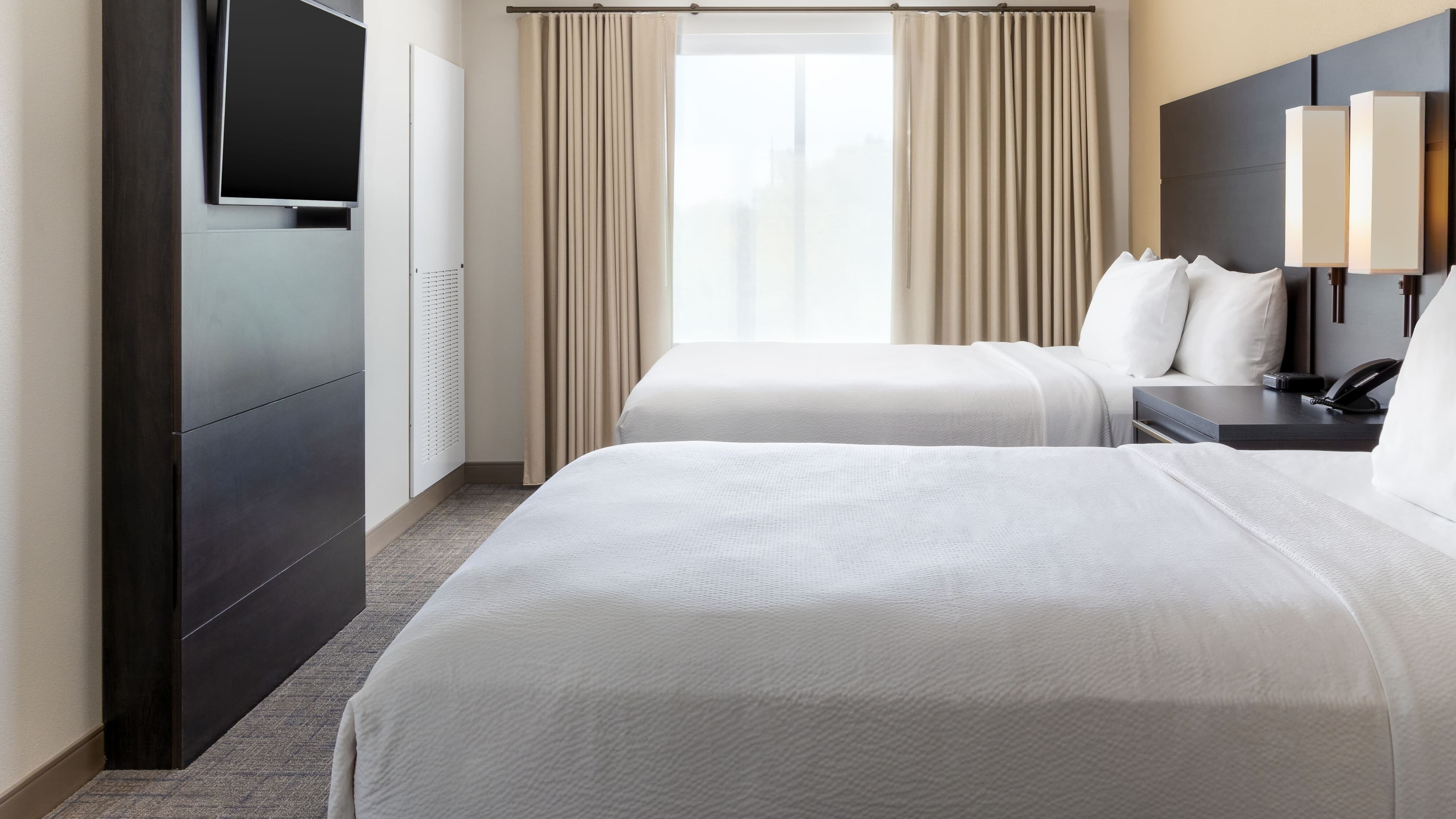 One Bedroom with Bathtub - Image 4