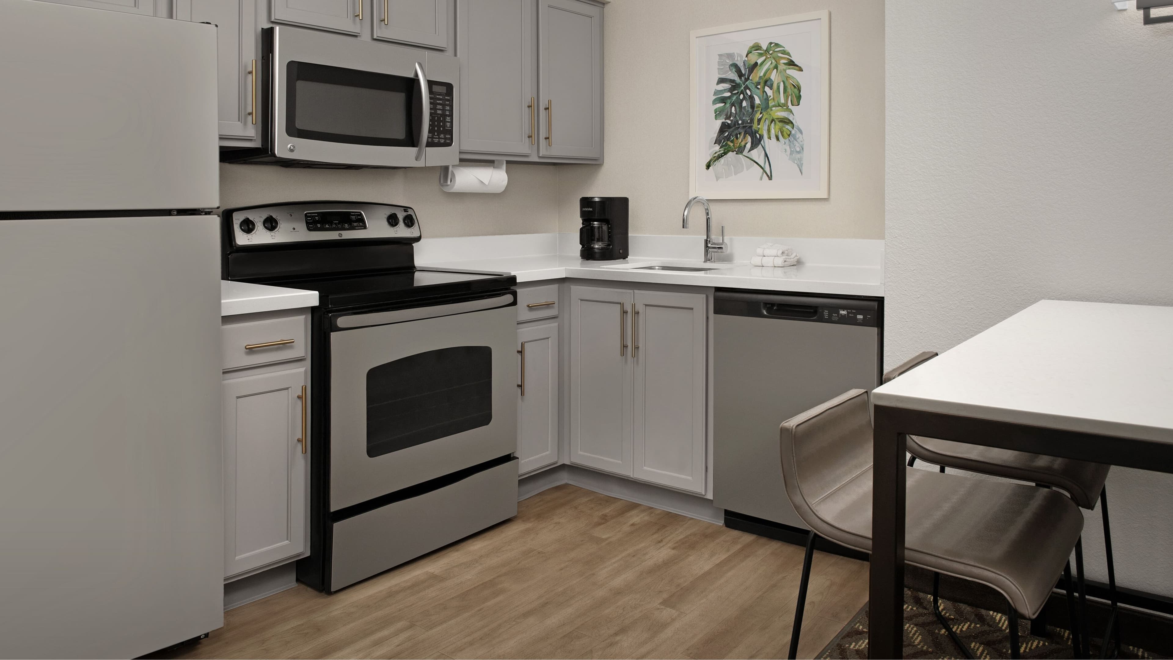 1 Bedroom 2 Queen Suite - Image 4