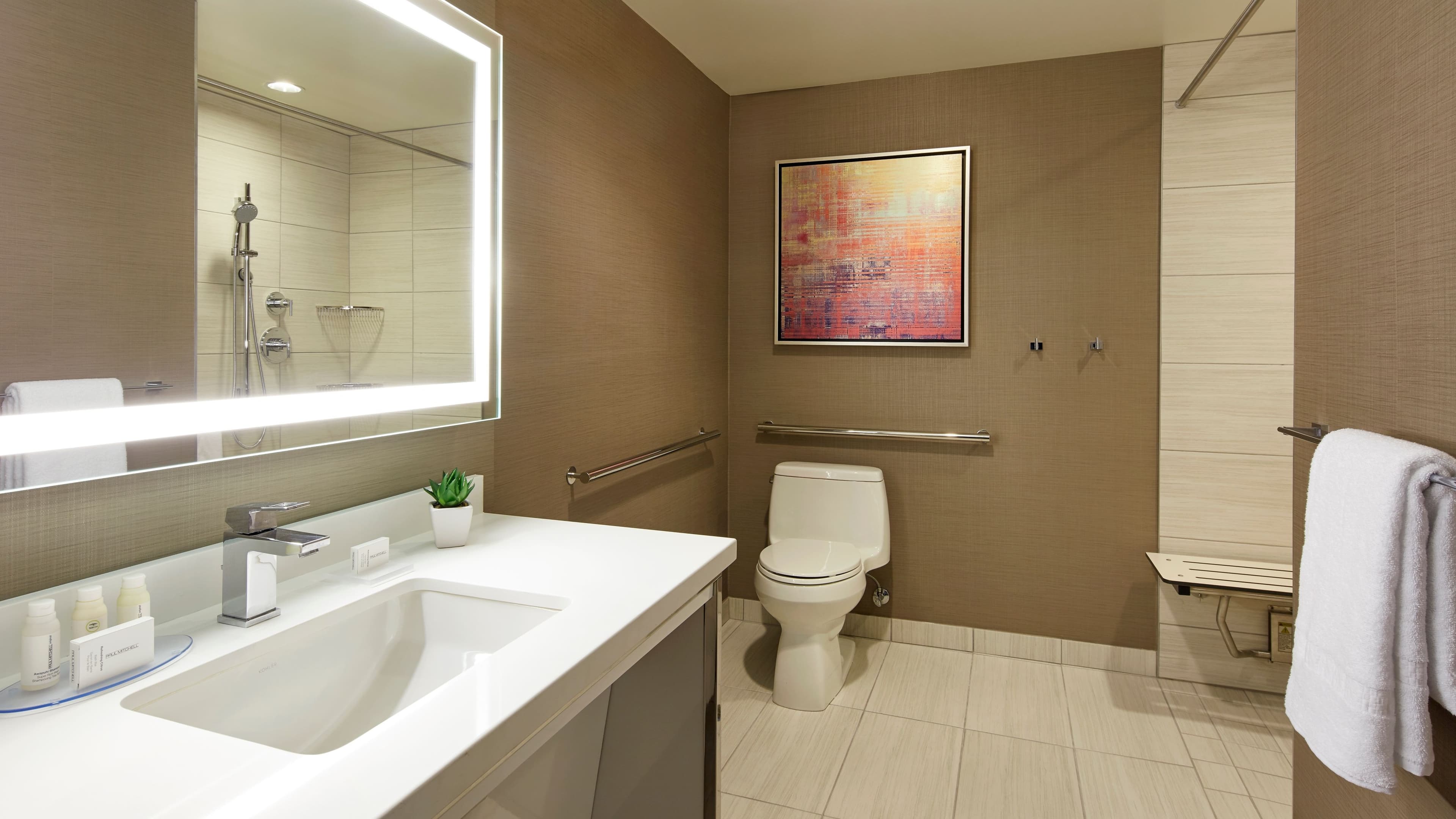 1 Bedroom Deluxe Suite - Image 7