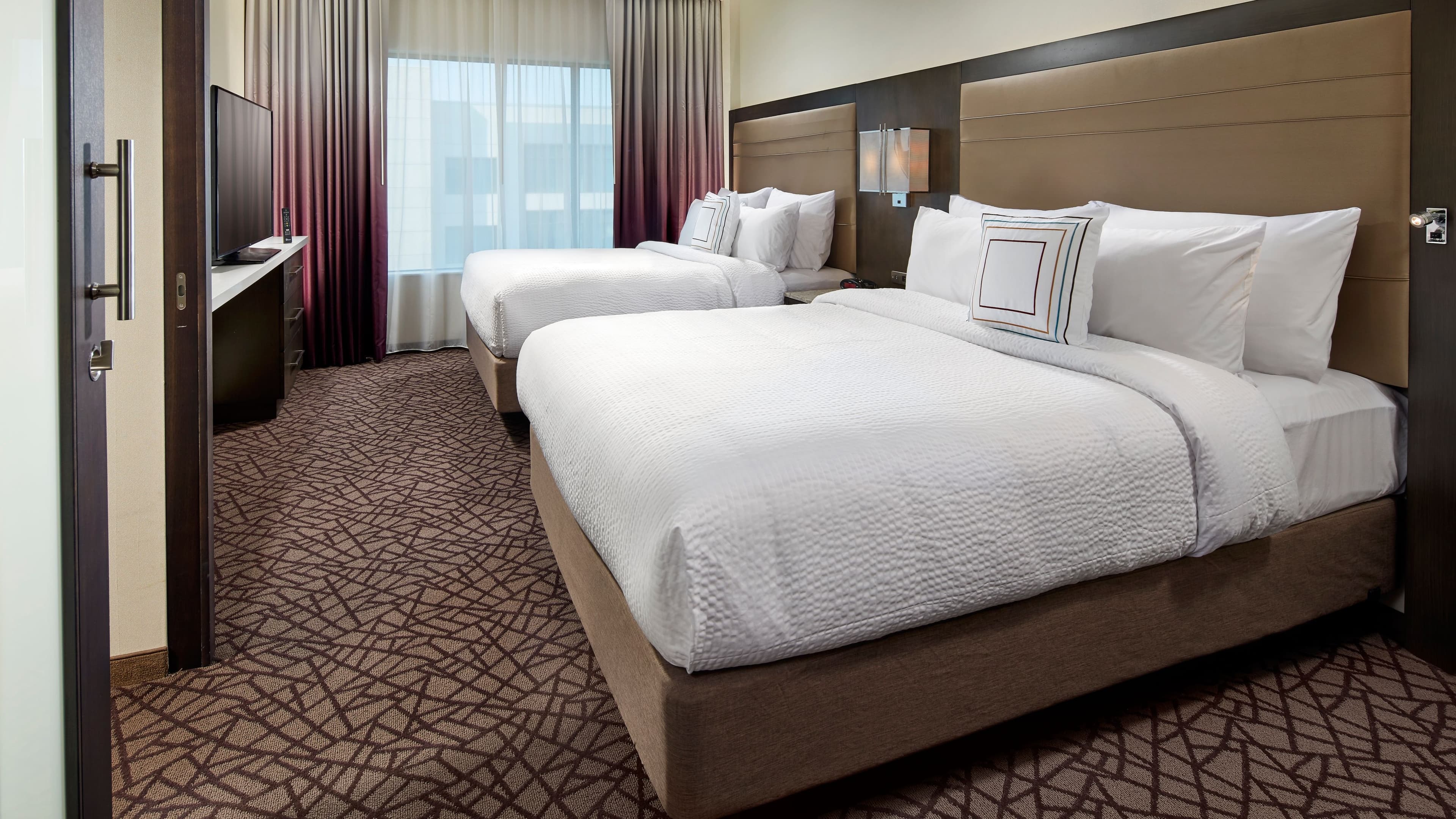 1 Bedroom Deluxe Suite - Image 2