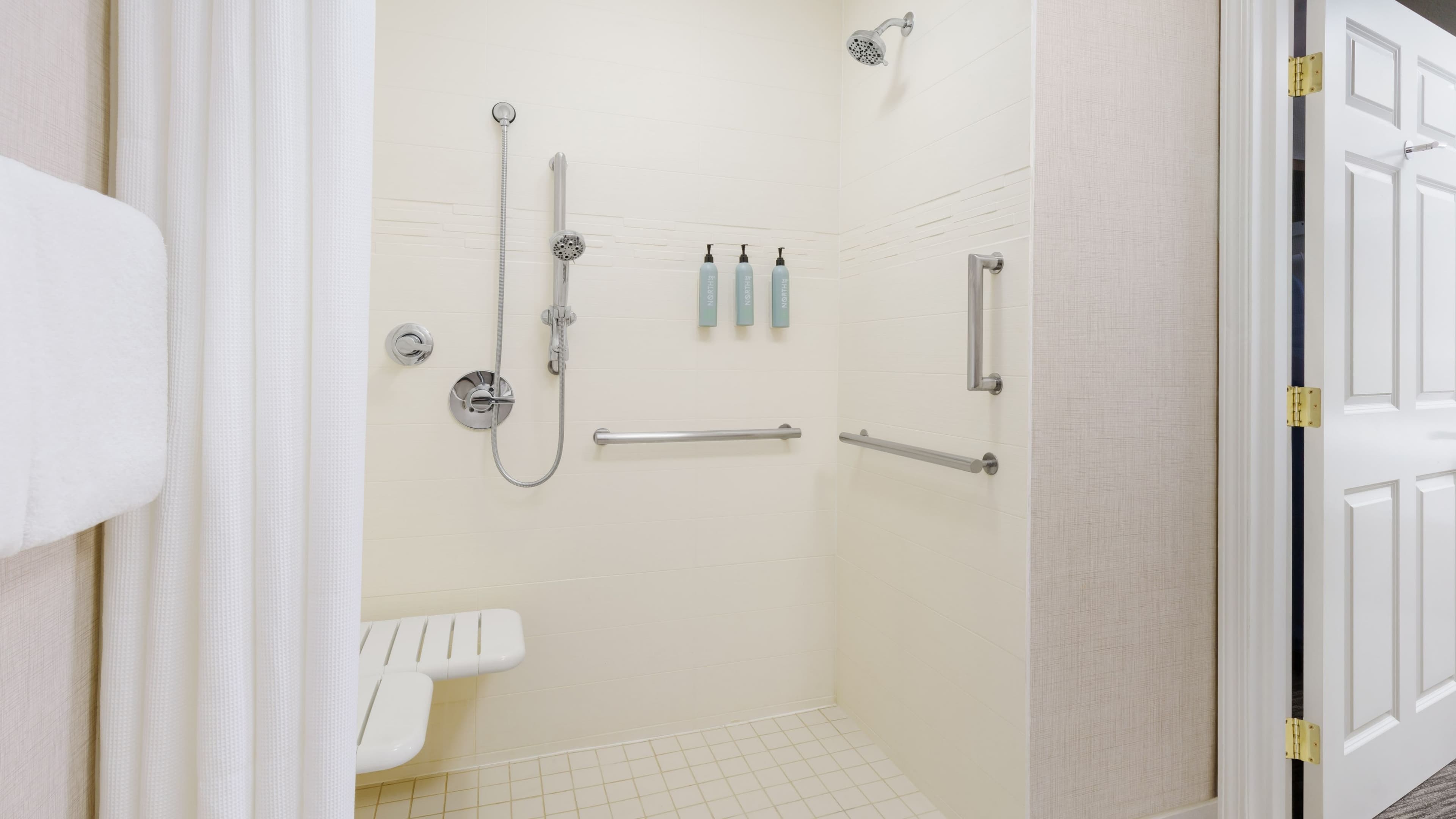 1 Bedroom 2 room Suite - Image 7