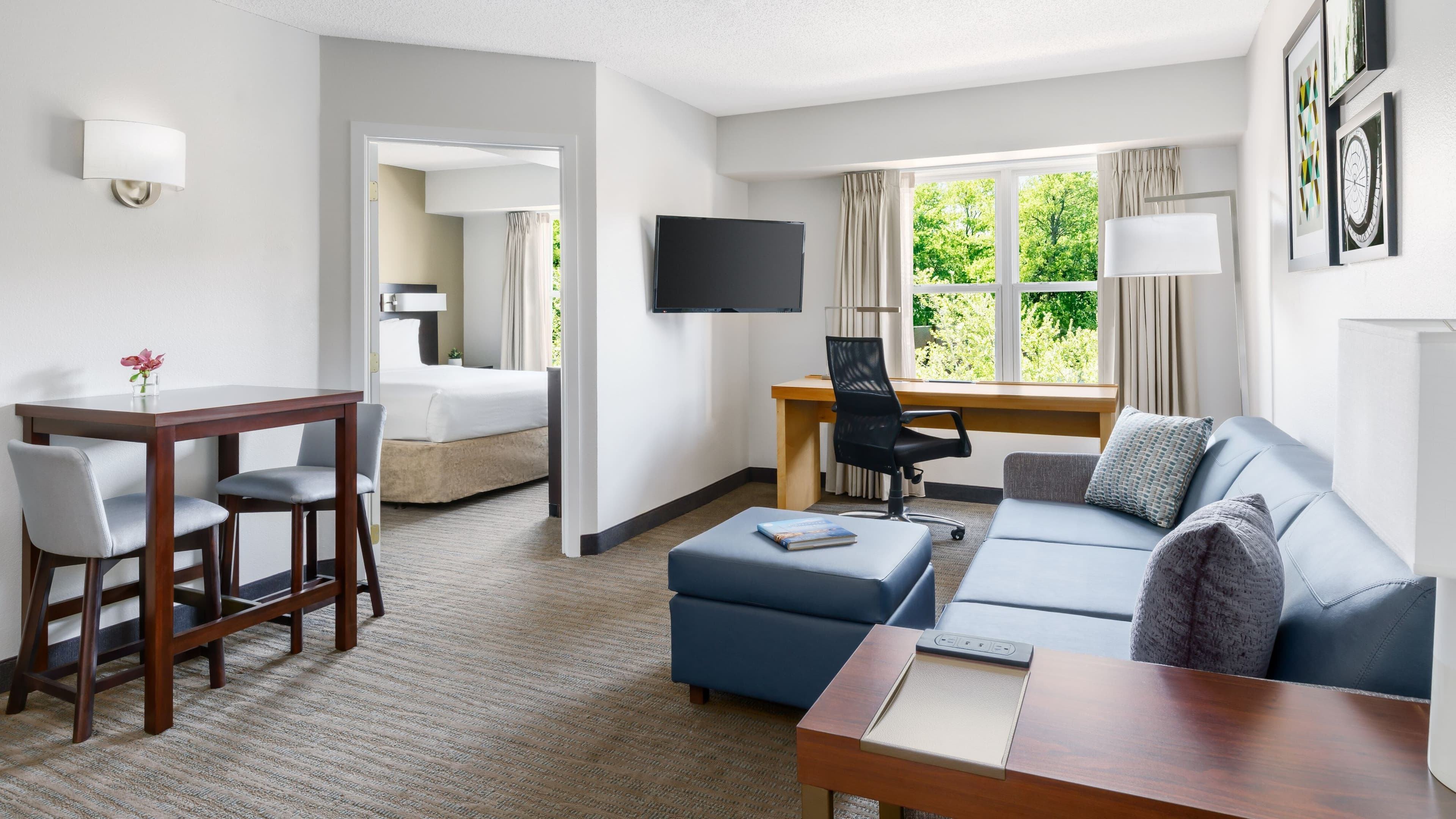 1 Bedroom 2 room Suite - Image 1