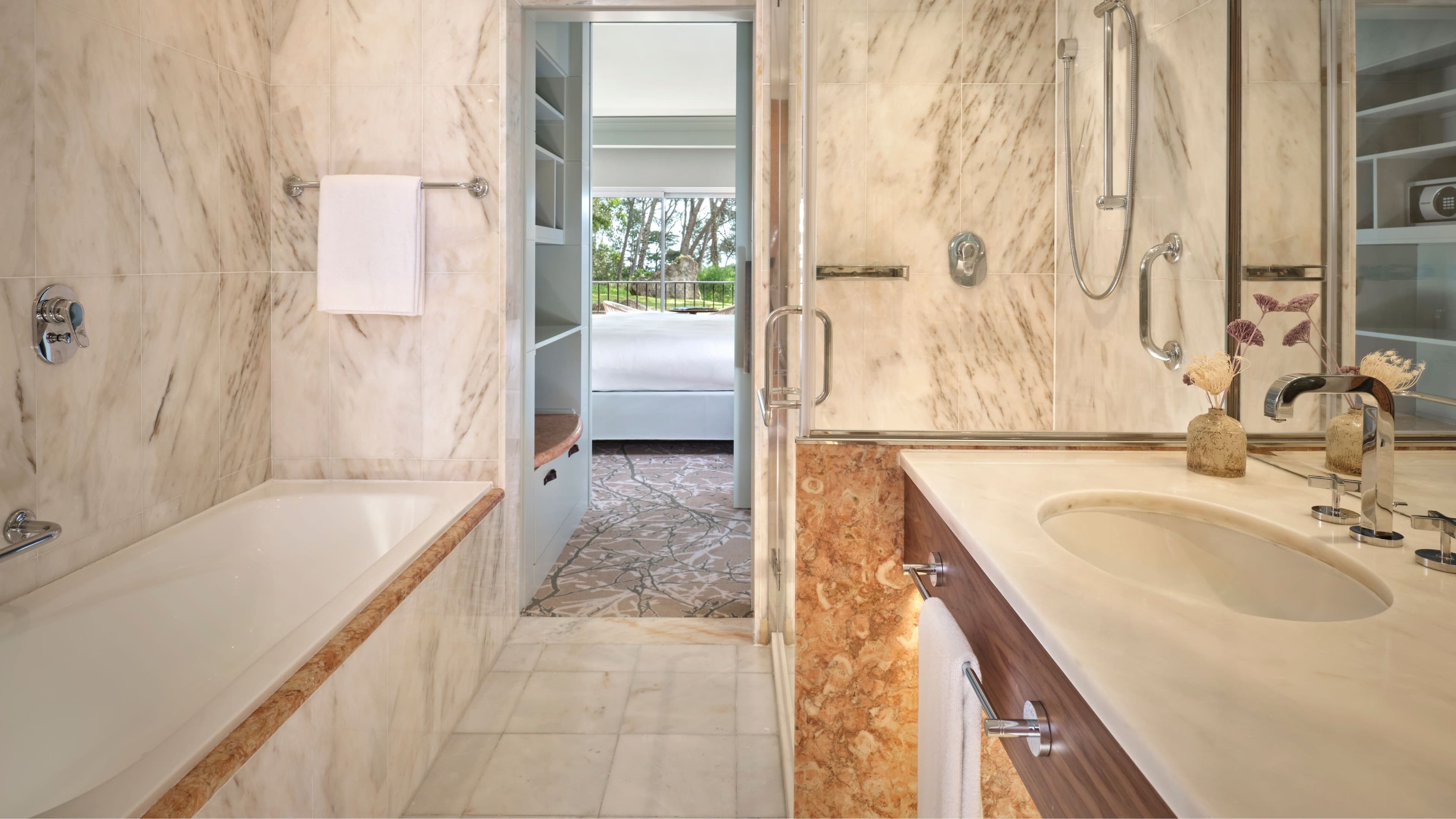 Deluxe Room - Image 10