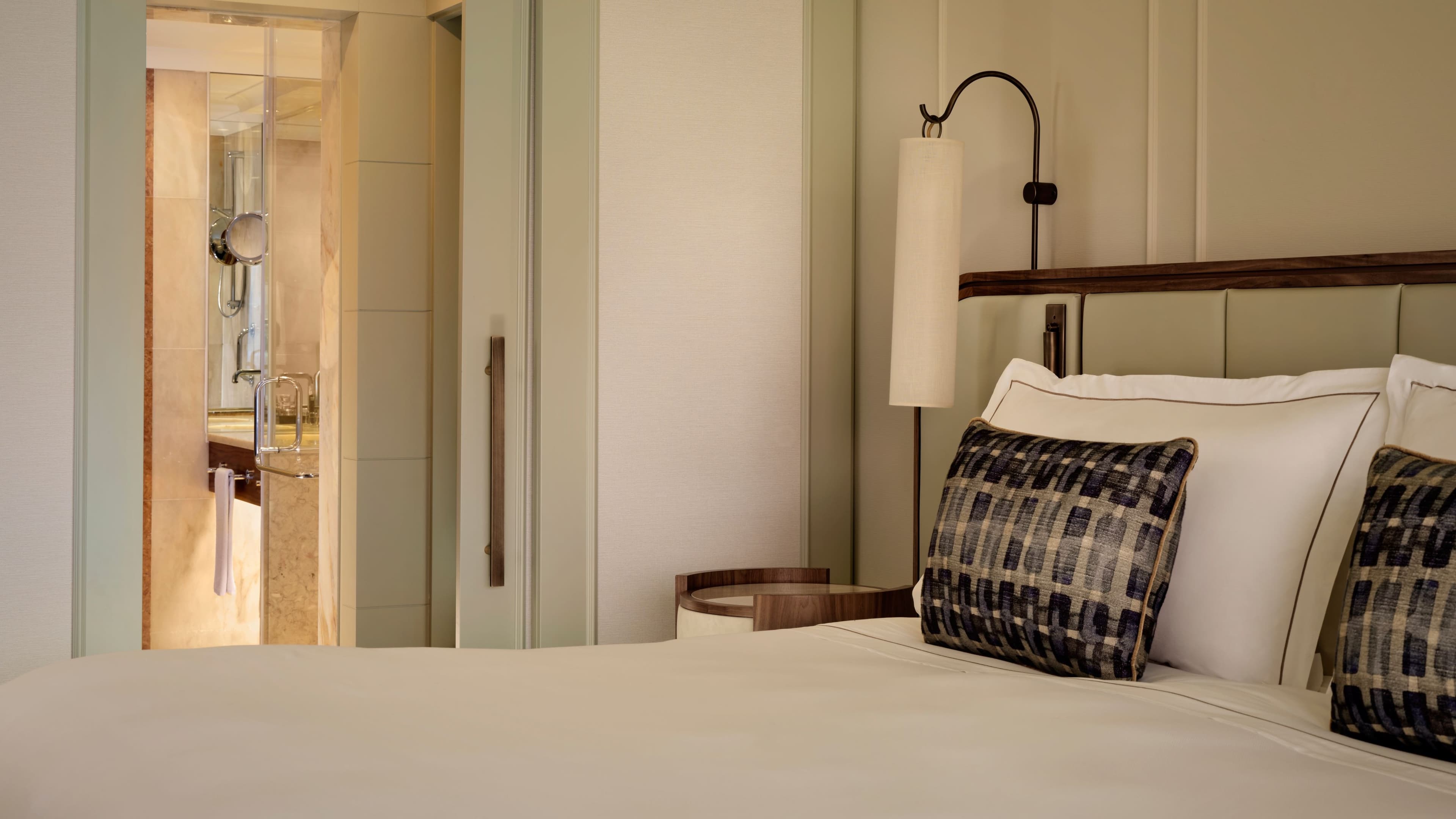 Deluxe Room - Image 4