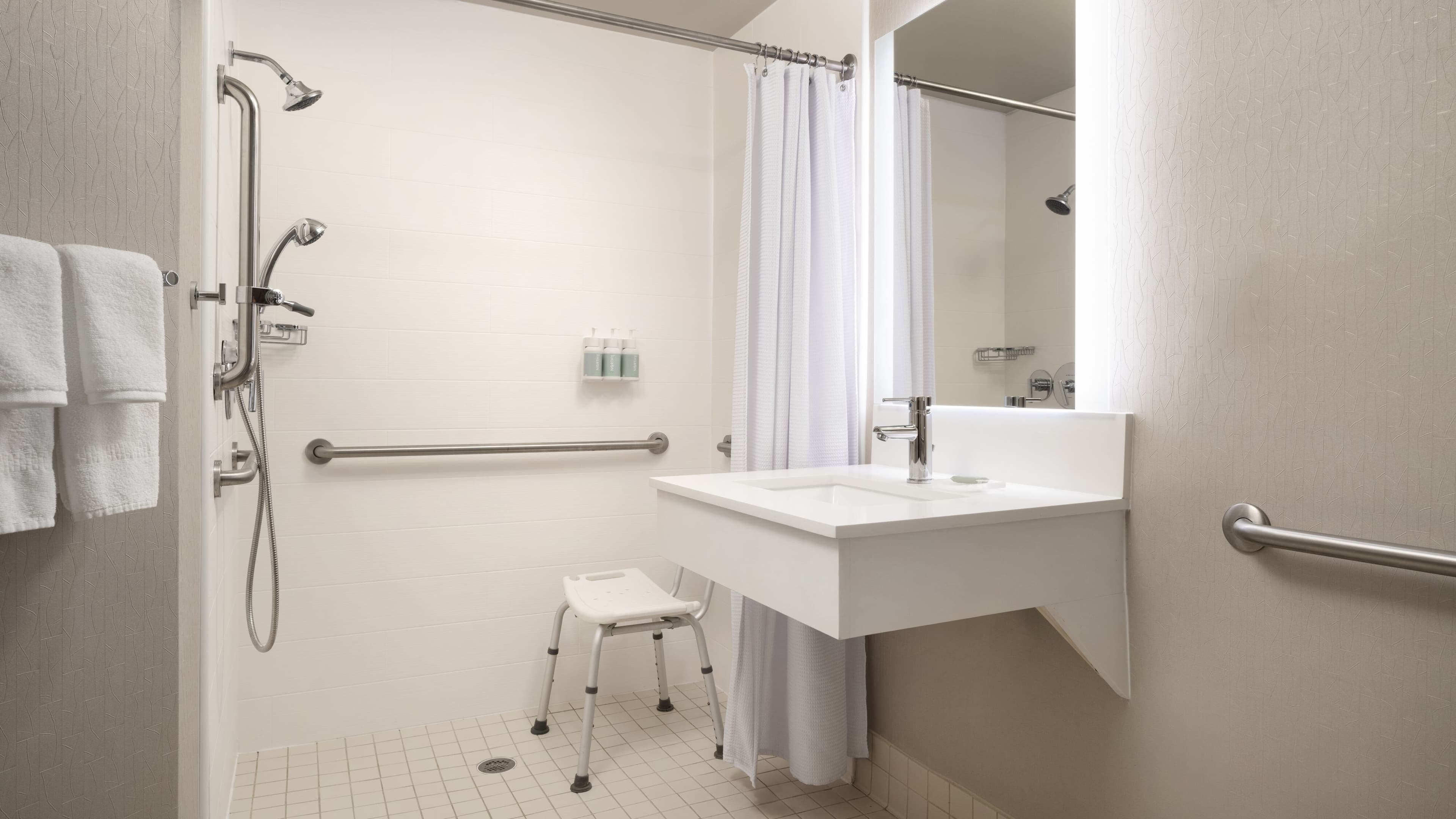 Queen Queen Suite - Image 12