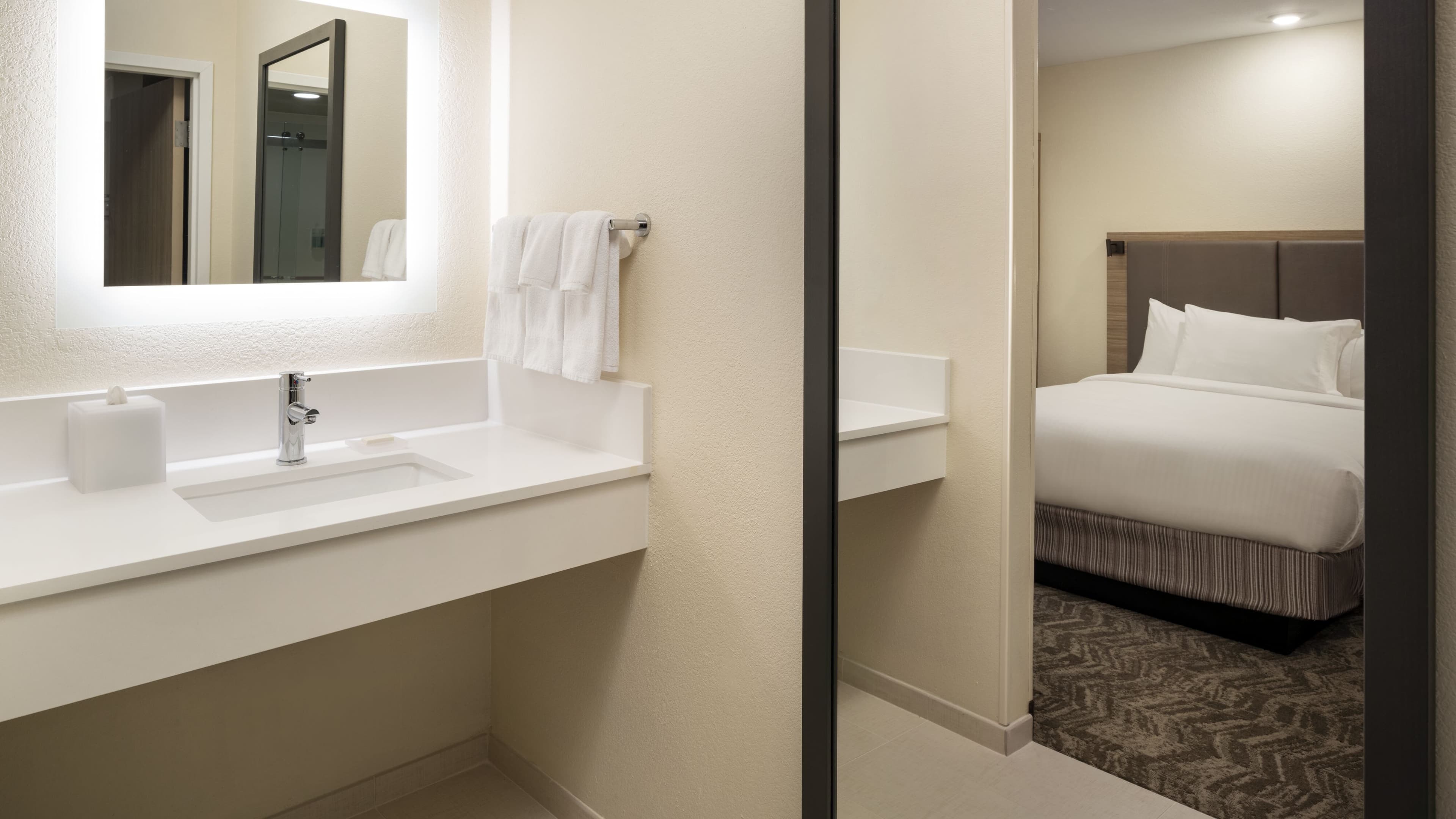 Queen Queen Suite - Image 9