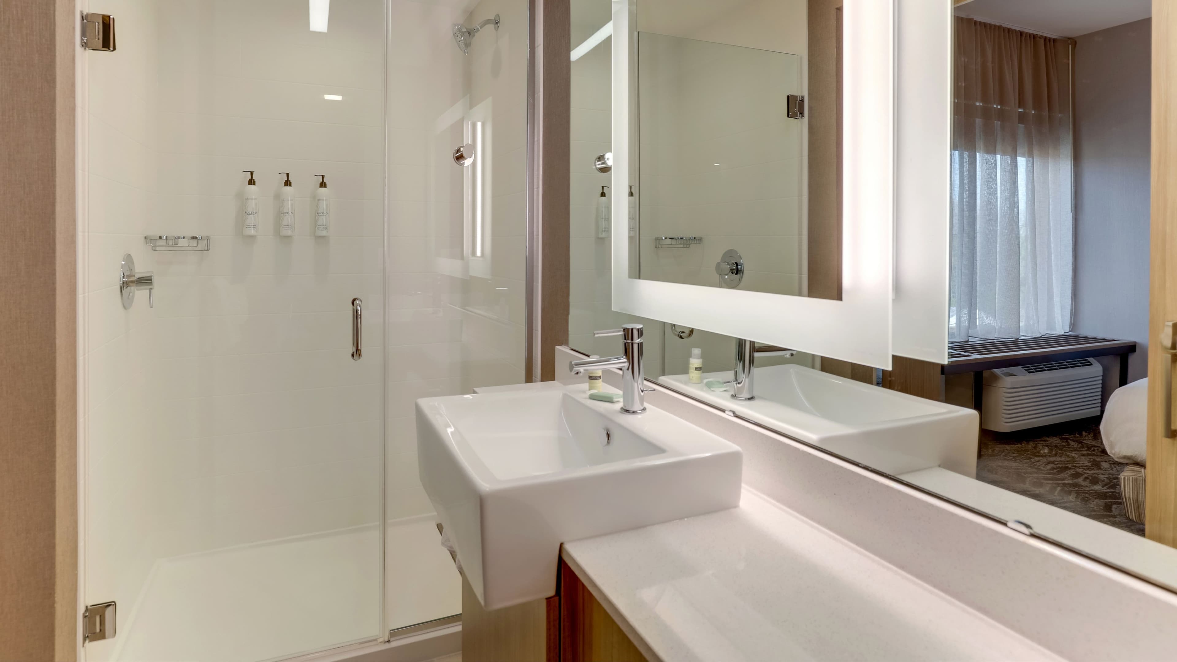 1 King Guest Room - Image 7