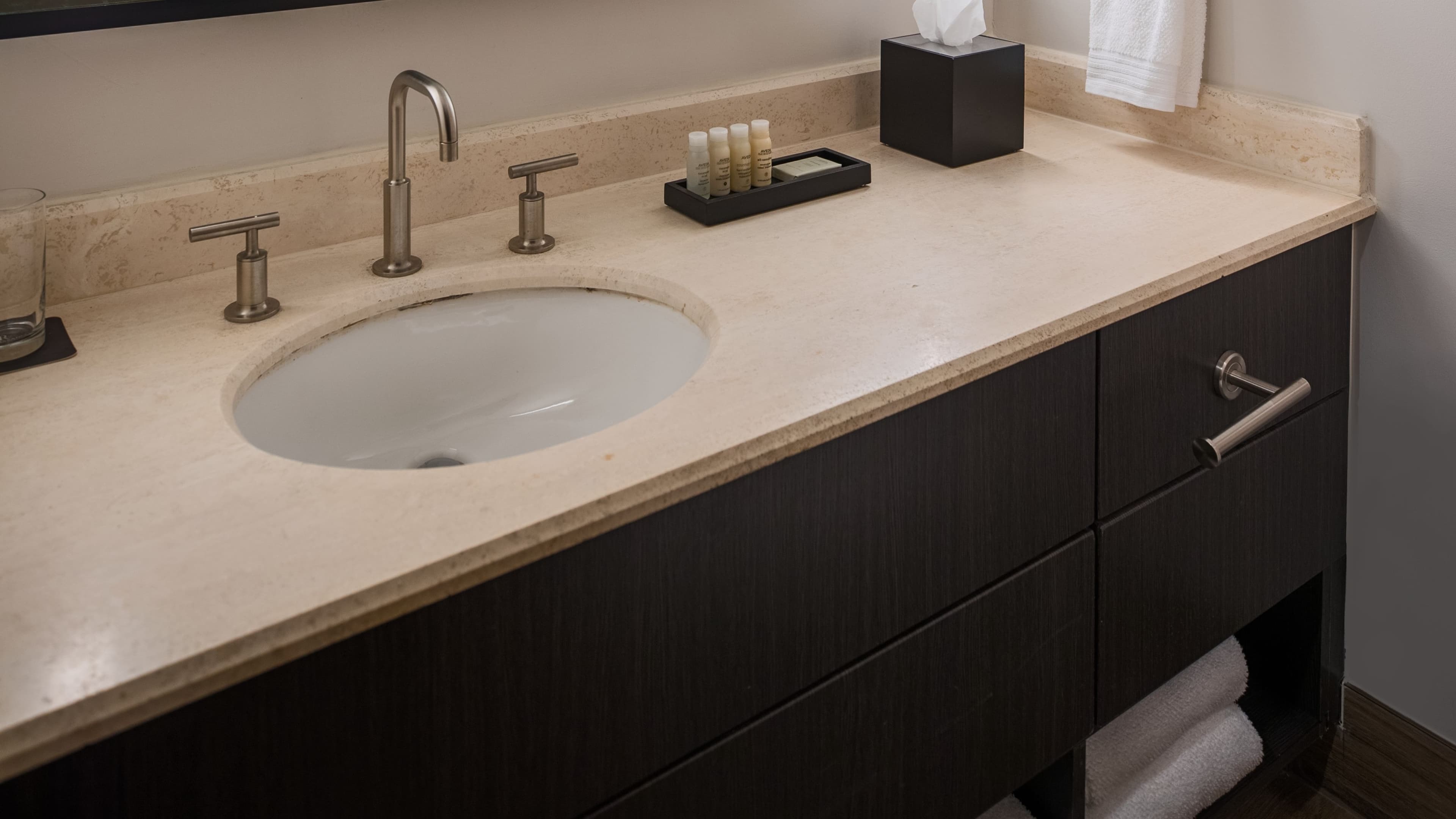 Club lounge access - Image 4