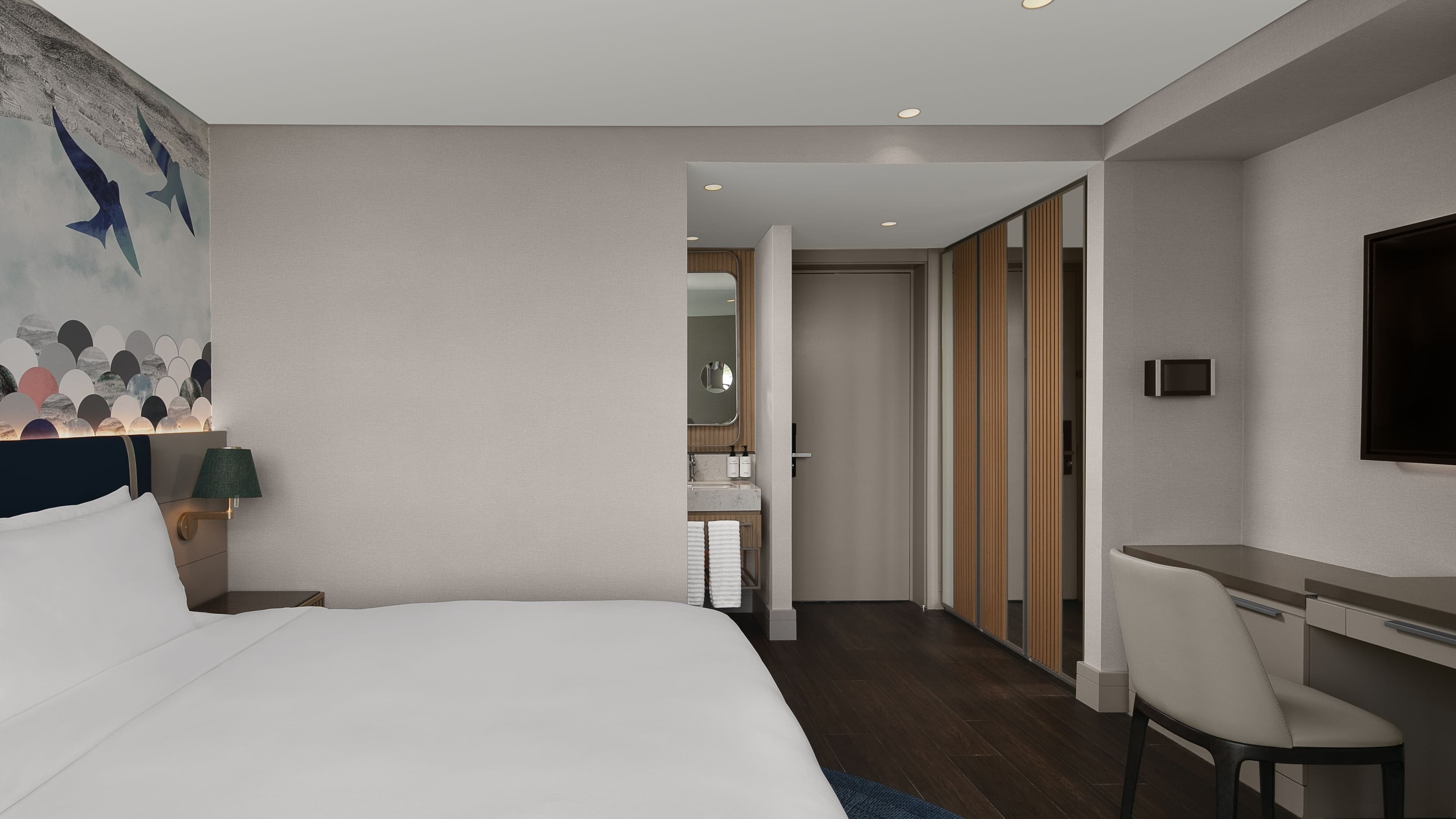 Superior King Room - Image 8