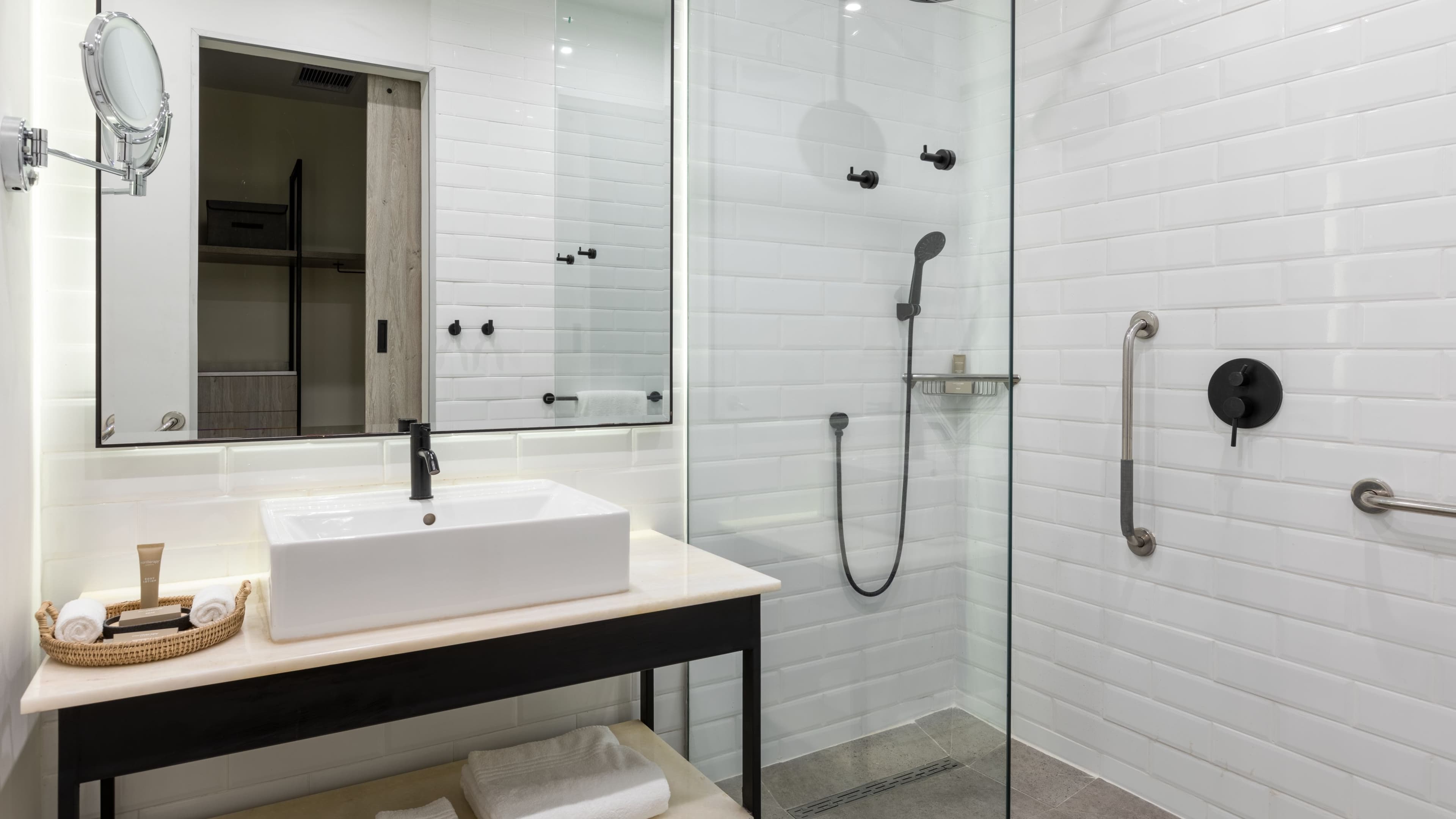 Deluxe Guest room - Image 6