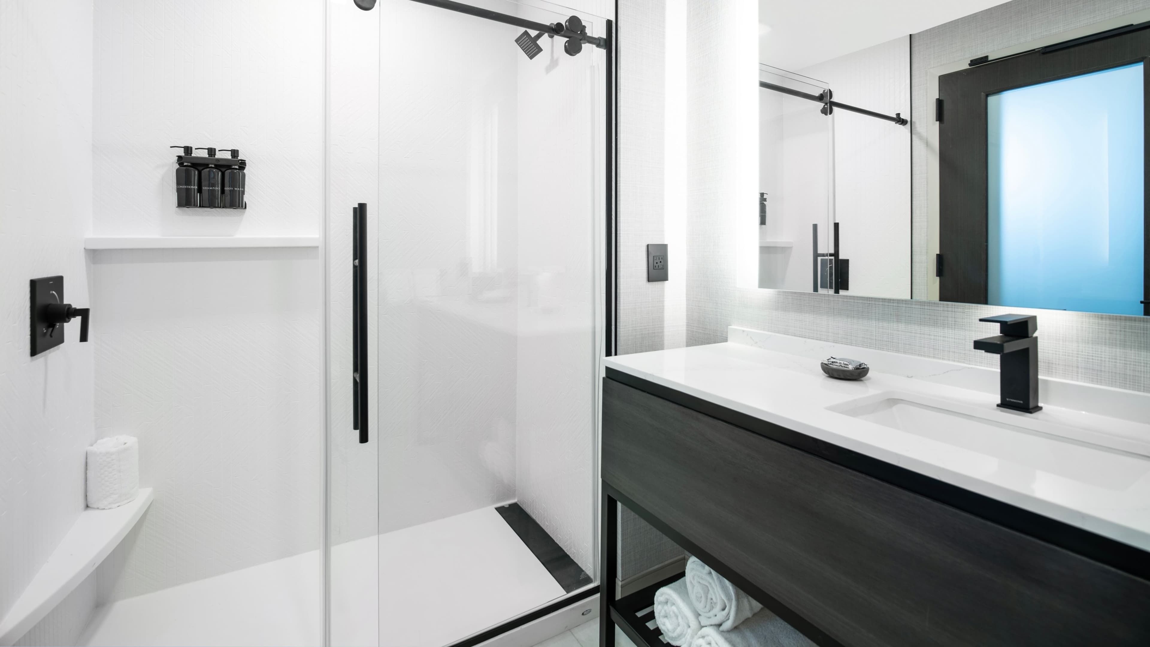 Standard King Guest Room - Image 6