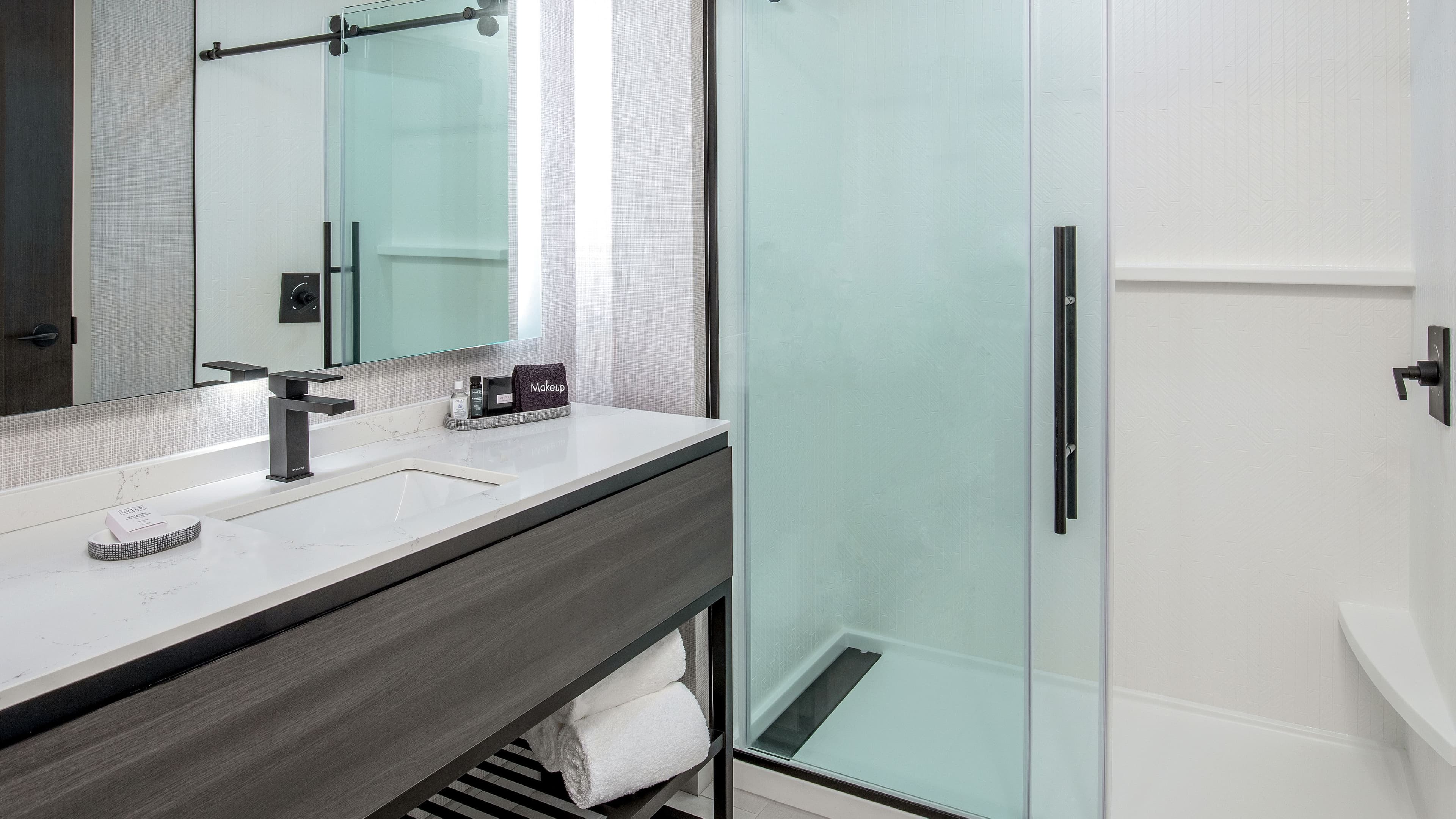 Standard King Guest Room - Image 5