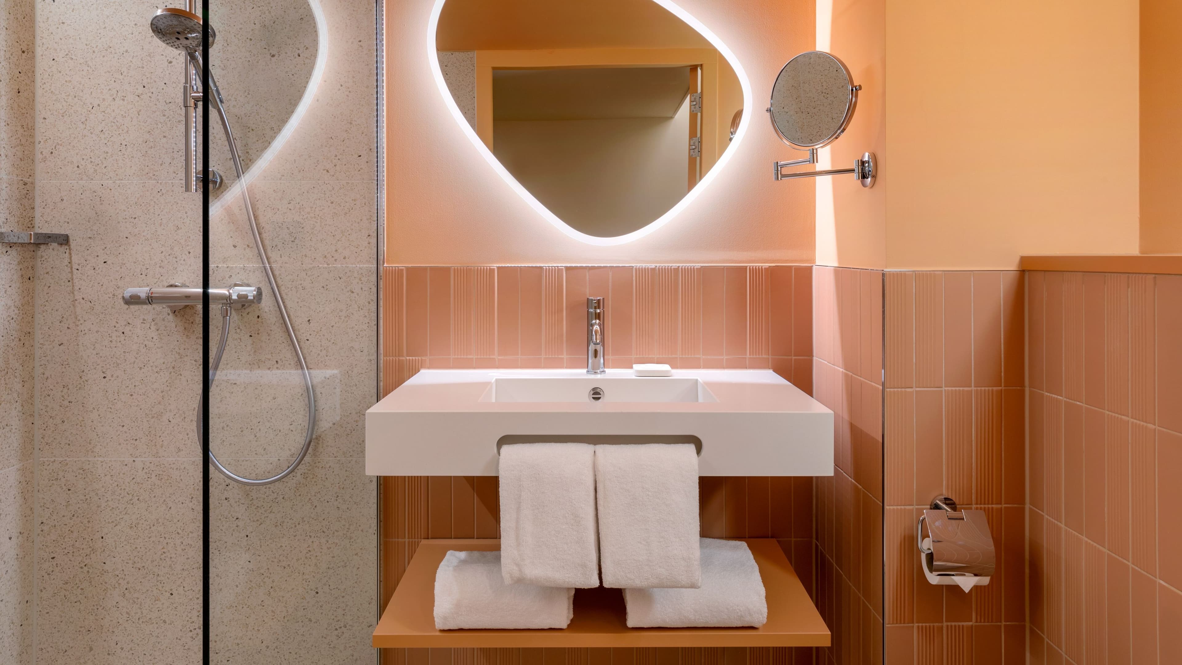 Deluxe King Room - Image 9