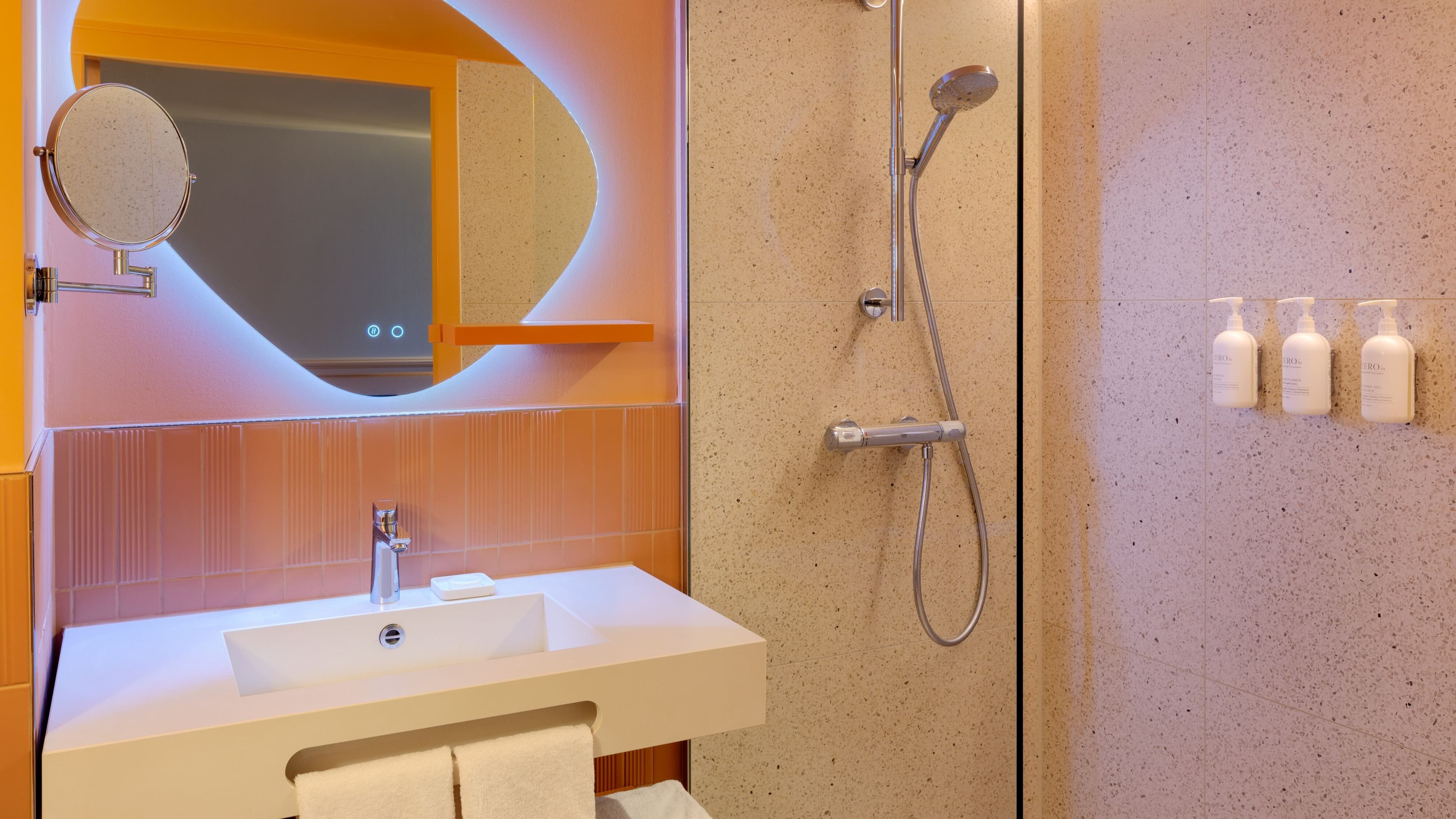 Deluxe King Room - Image 11