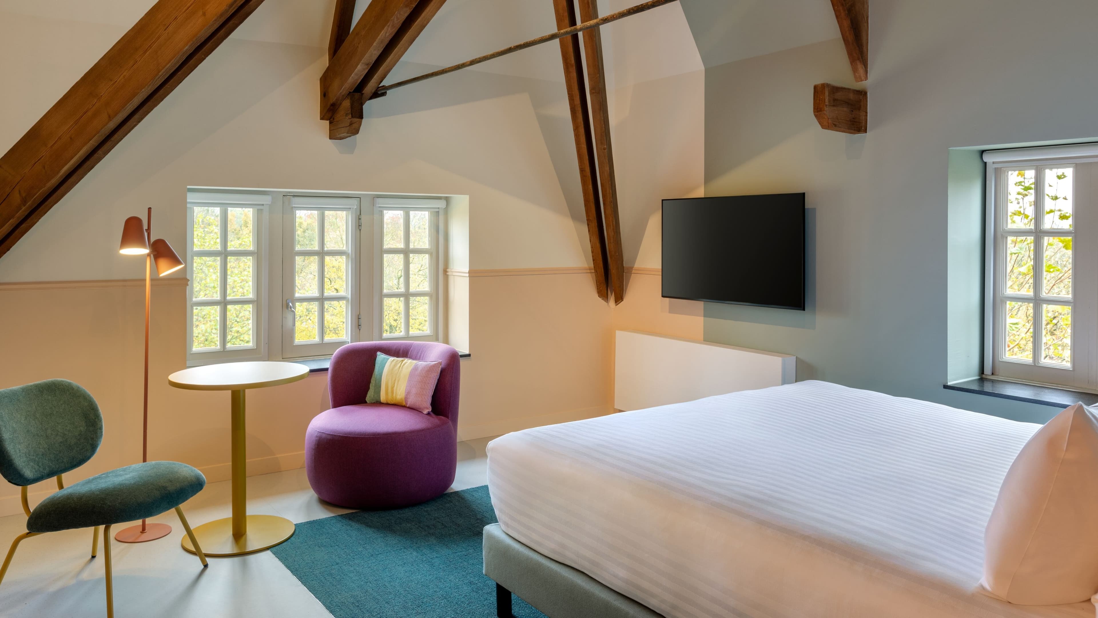 Deluxe King Room - Image 7