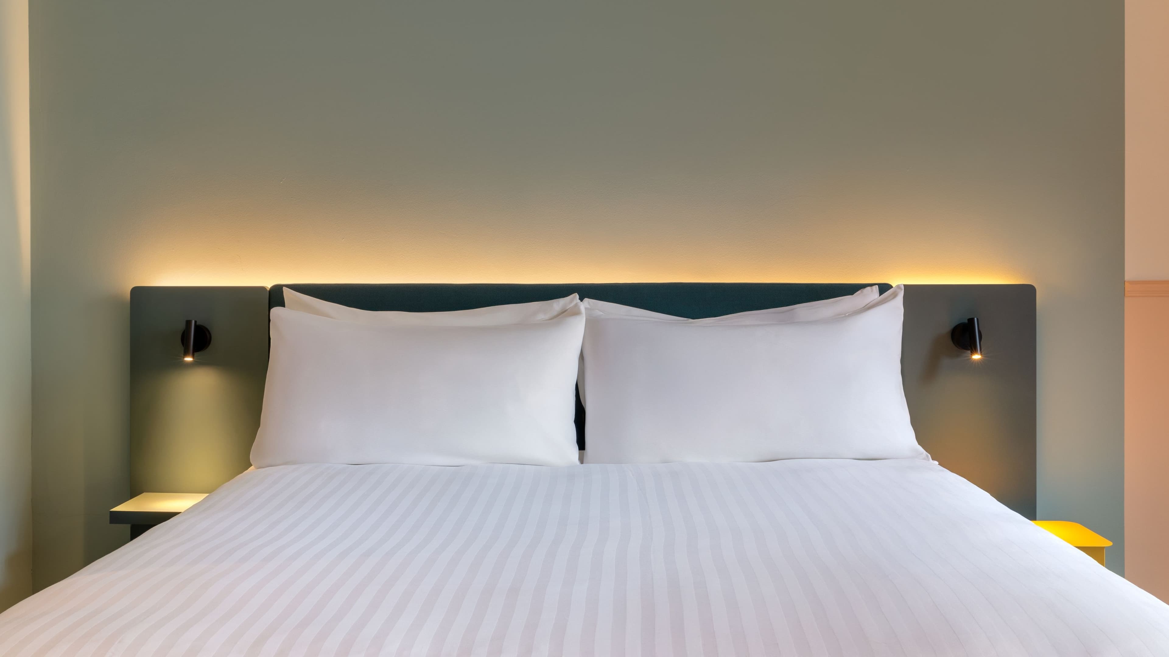 Deluxe King Room - Image 3