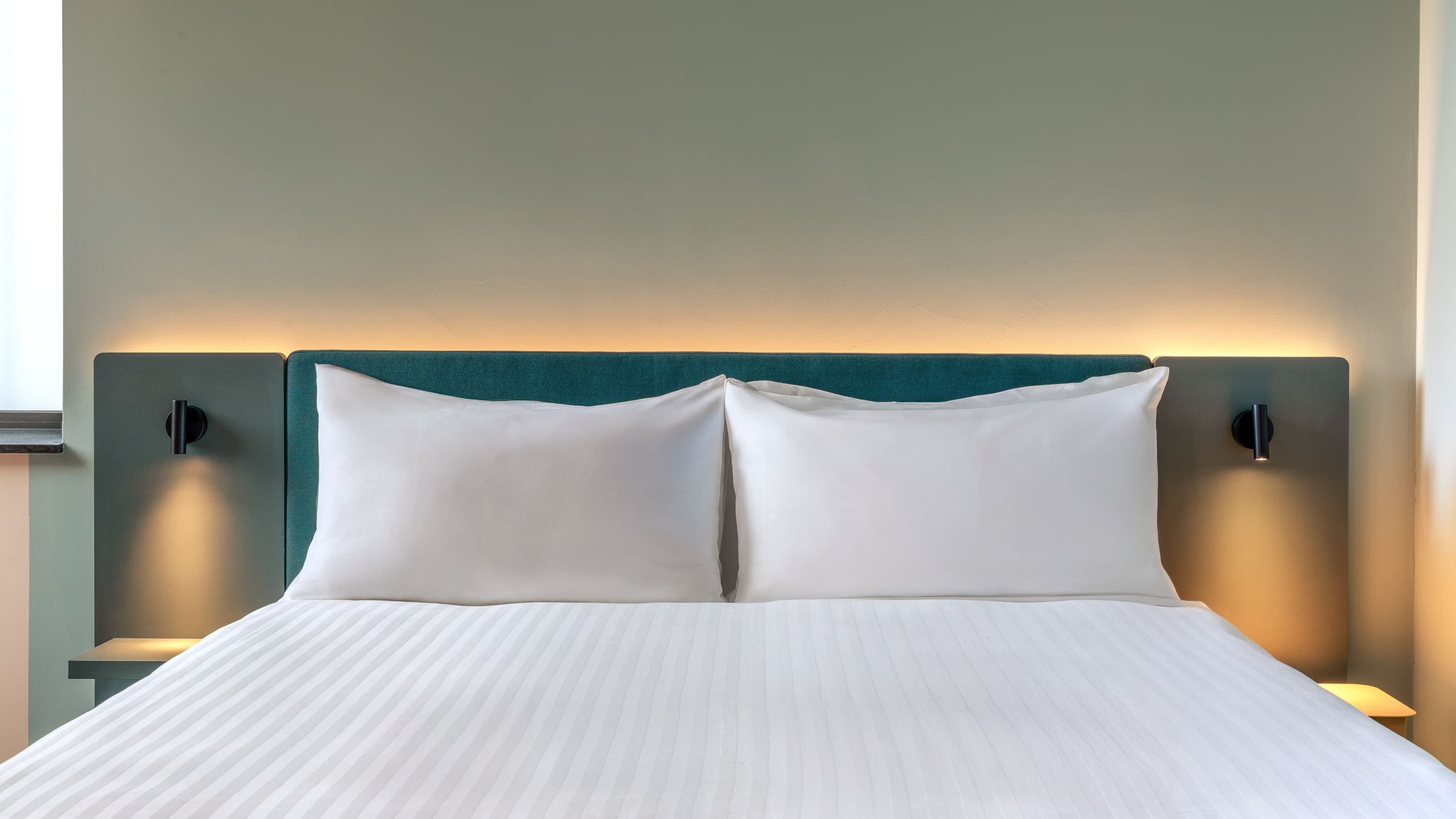 Deluxe King Room - Image 4