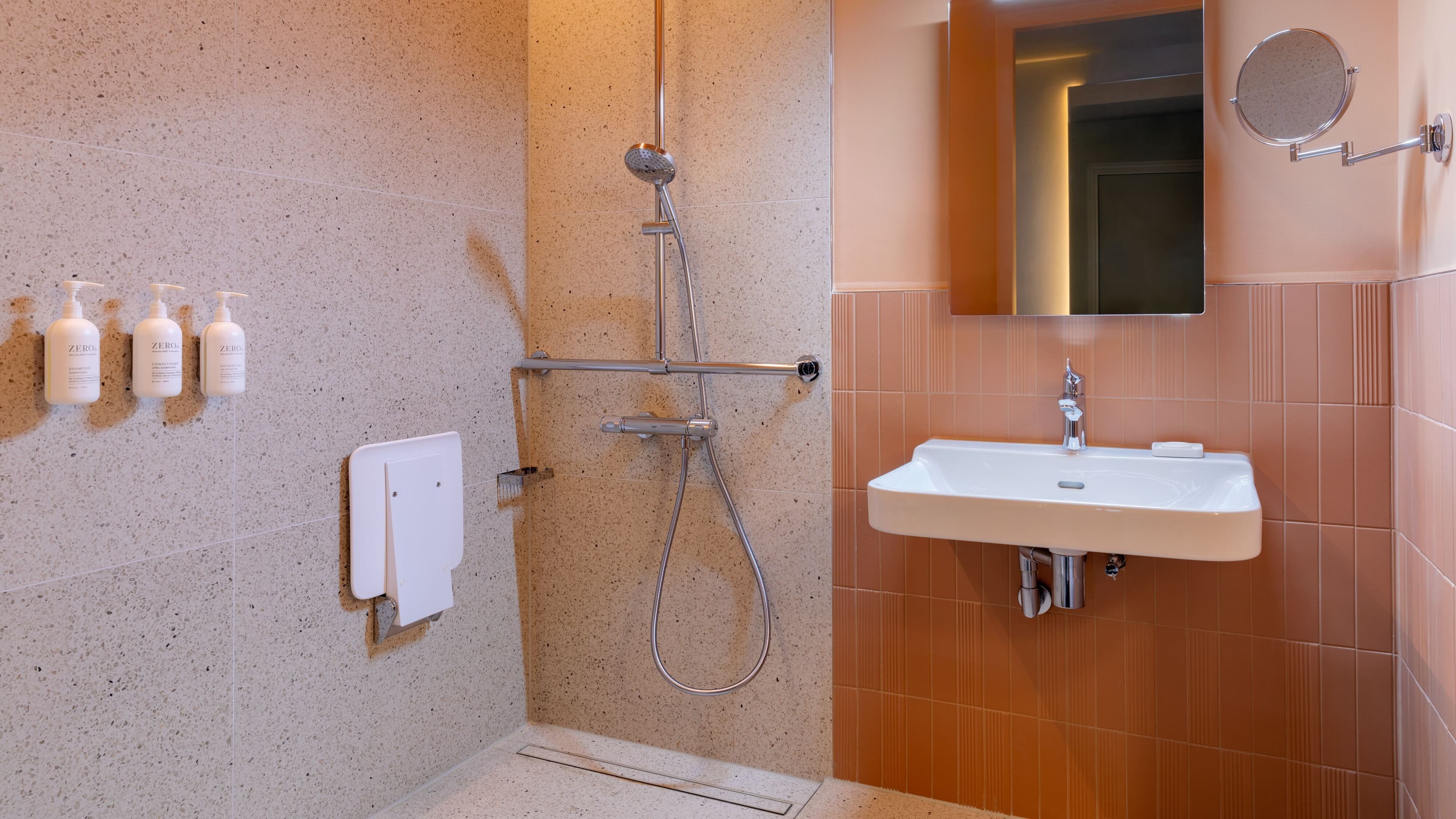 Deluxe King Room - Image 12